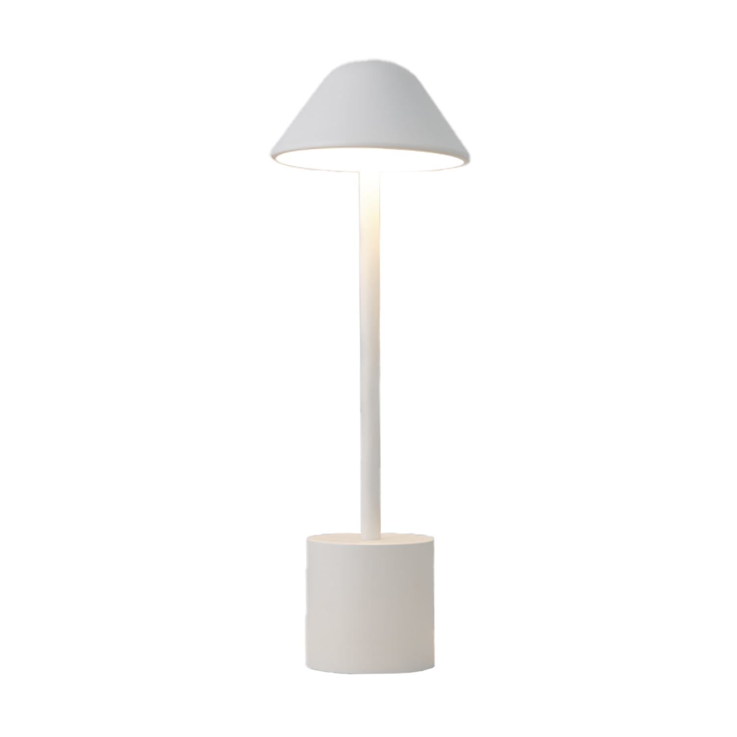 Lampada bianca con paralume a cono su base rotonda, isolata su bianco.