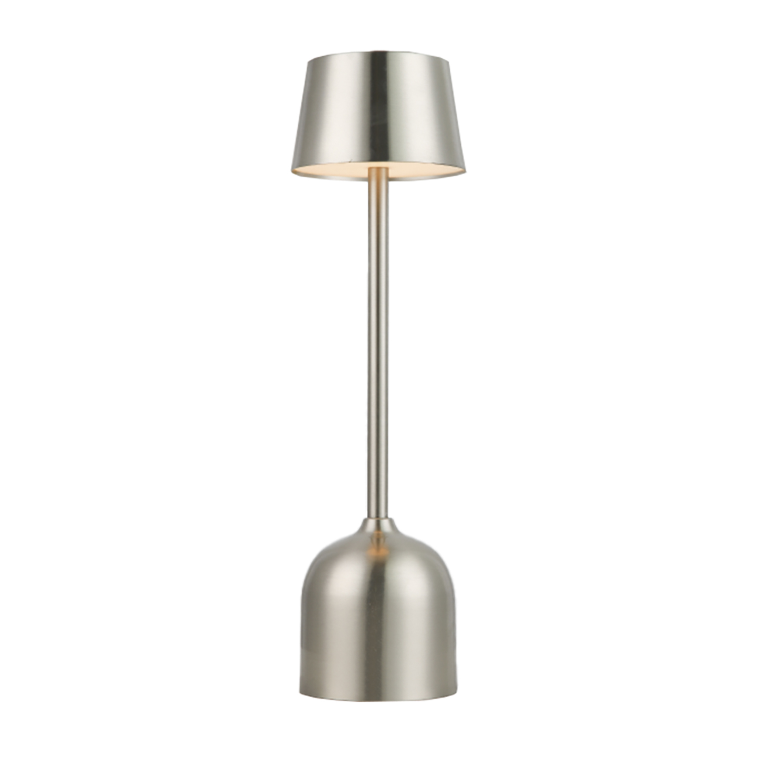 Una lampada da tavolo argentata con paralume a forma di cono, stelo lungo e base arrotondata, su sfondo bianco.