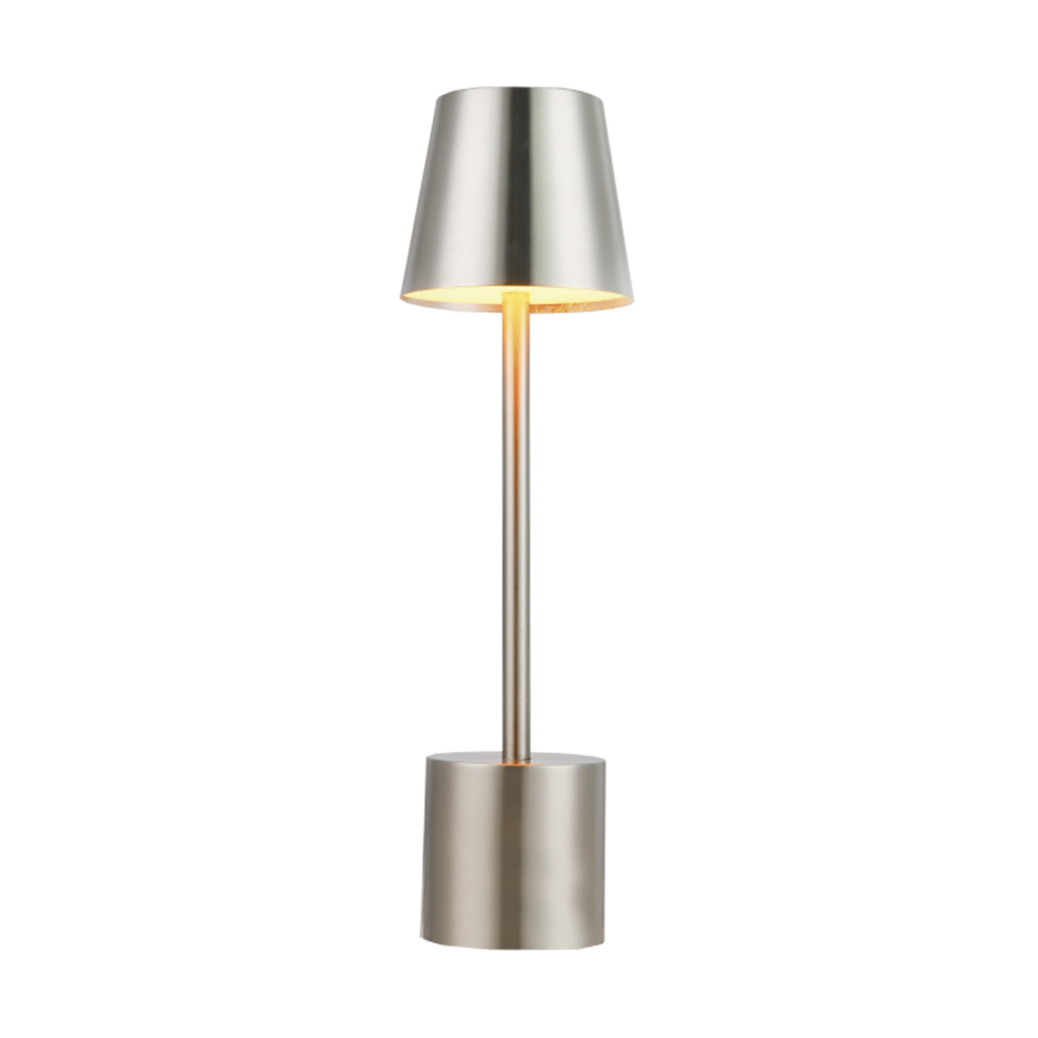 Lampada da terra argentata con paralume argentato. La lampada è su sfondo bianco.