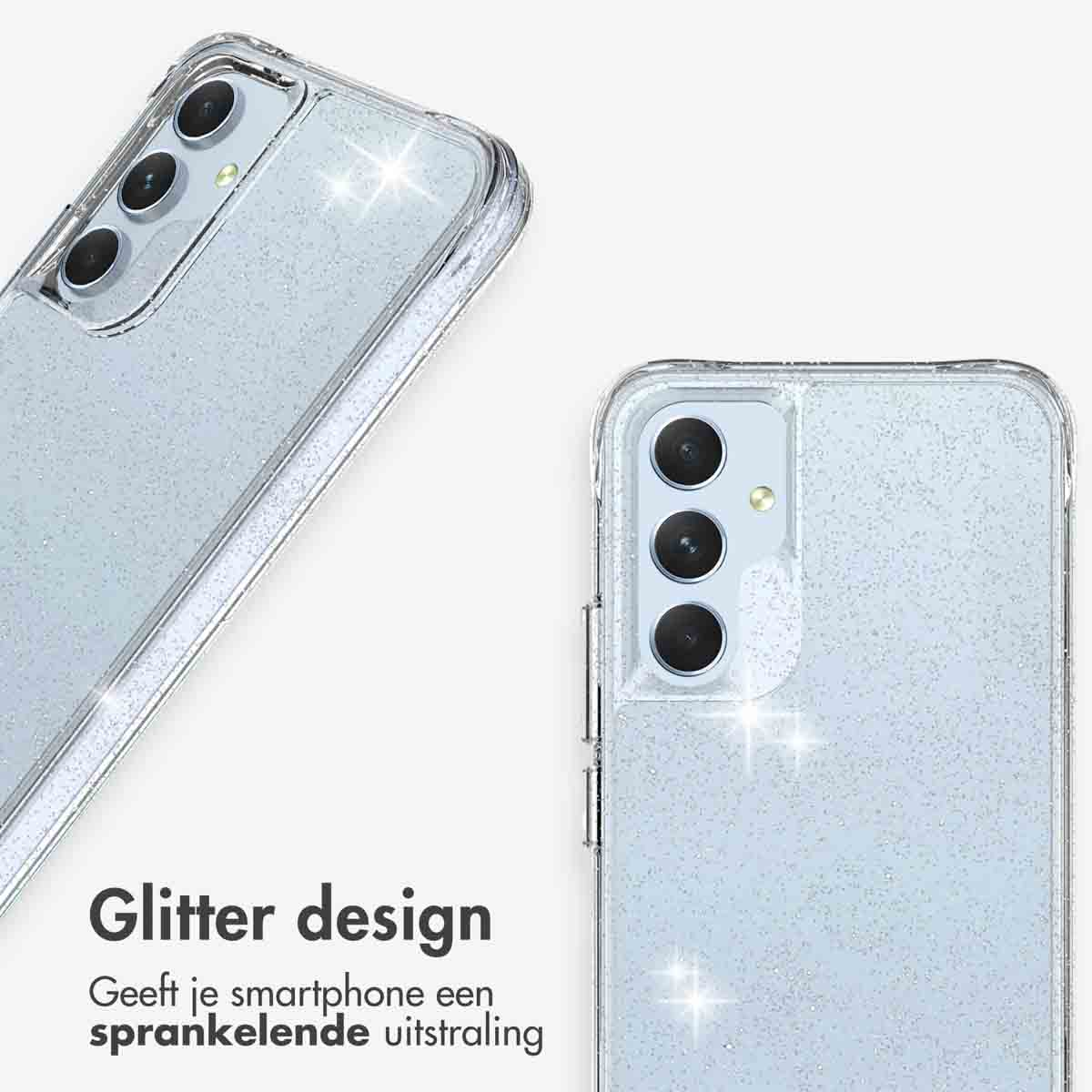Primo piano di una custodia per telefono con design glitterato. La custodia è su un telefono. I glitter riflettono la luce.