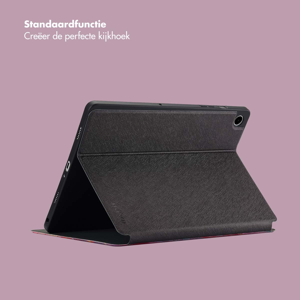 Tablet in een donkergrijze hoes, opengeklapt. De achtergrond is roze-paars. Tekst overlay.