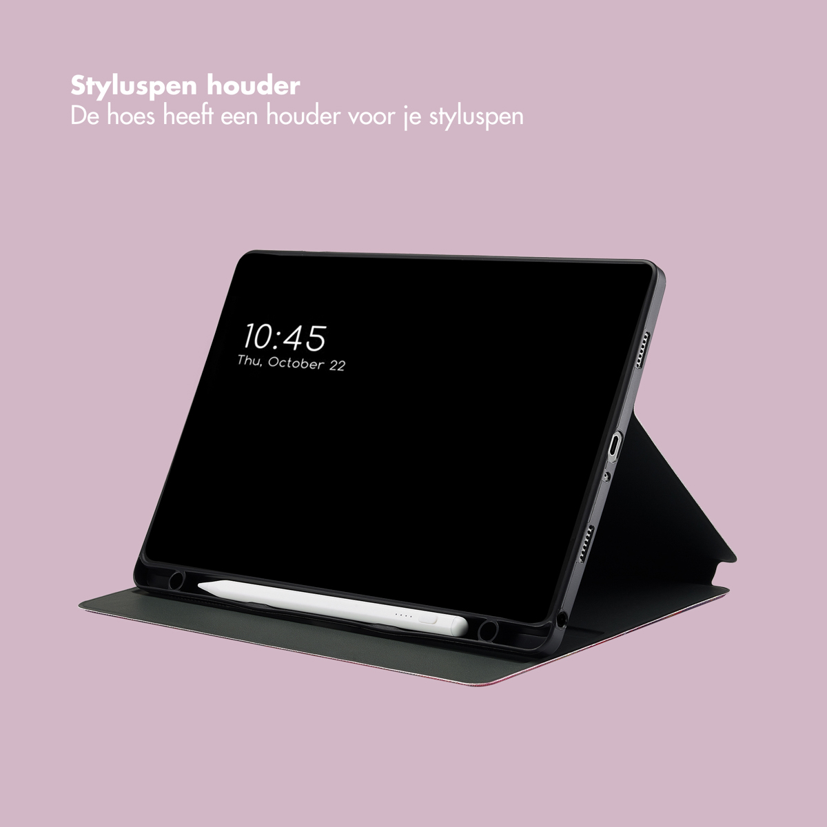 Een tablet met hoes, met de tijd erop. Een witte styluspen zit in een houder.