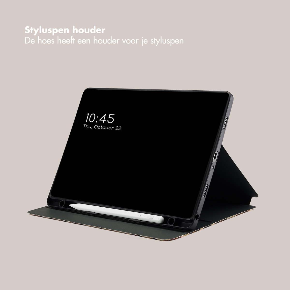iPad noir dans un étui avec stylet. L'écran affiche la date et l'heure.