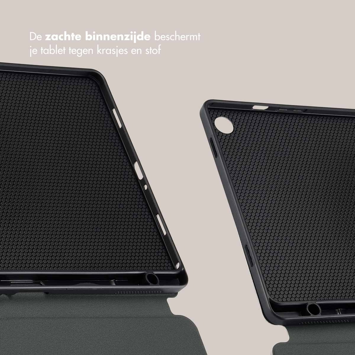 Deux étuis de tablette noirs, ouverts. L'intérieur présente un motif texturé, avec un matériau vert foncé.