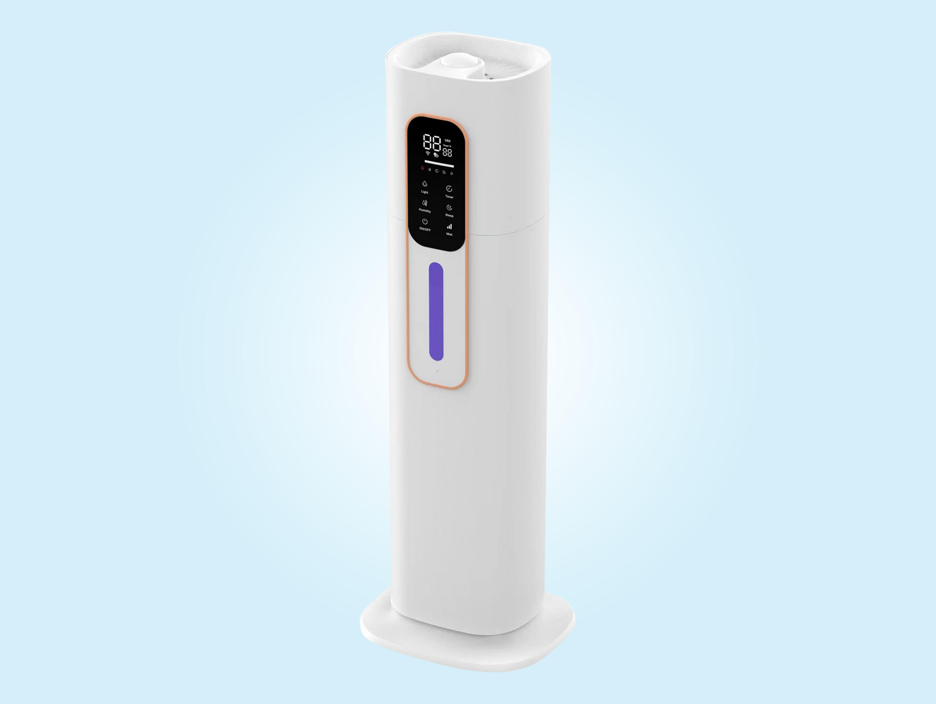 Un humidificador blanco y alto con pantalla digital y luz azul, sobre un fondo degradado azul claro.