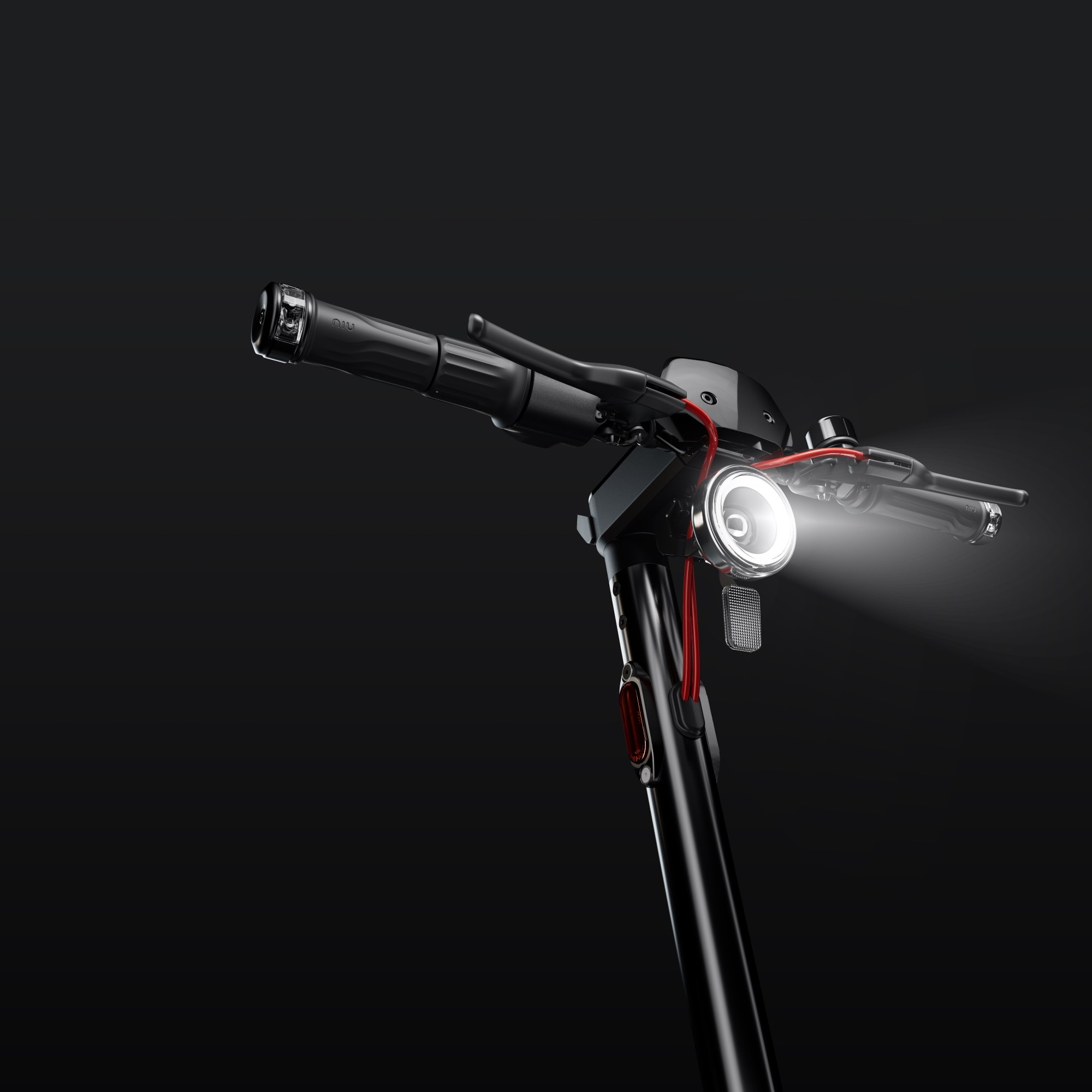 Manillar negro de patinete eléctrico con faro encendido. Luz frontal brillante con cable rojo.