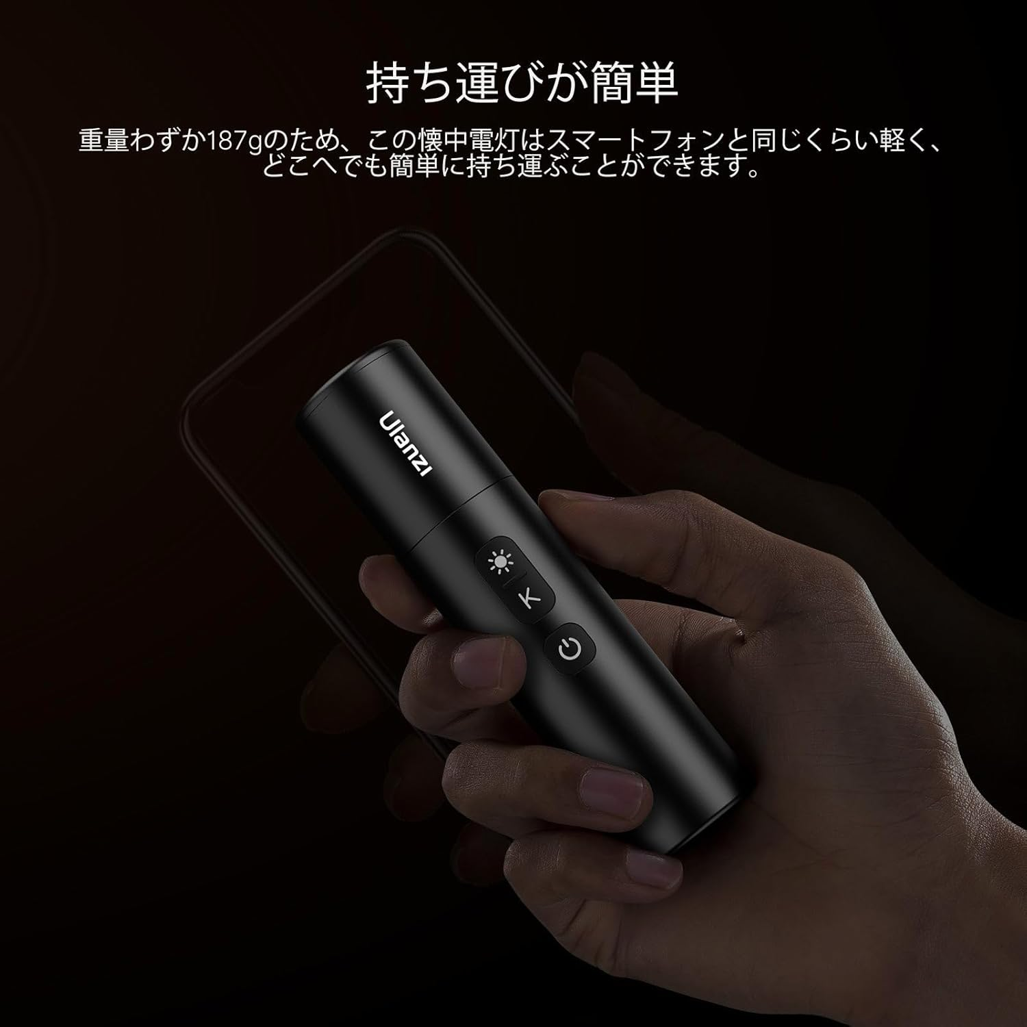 Dłoń osoby trzymająca czarne, cylindryczne światło Ulanzi z przyciskami.