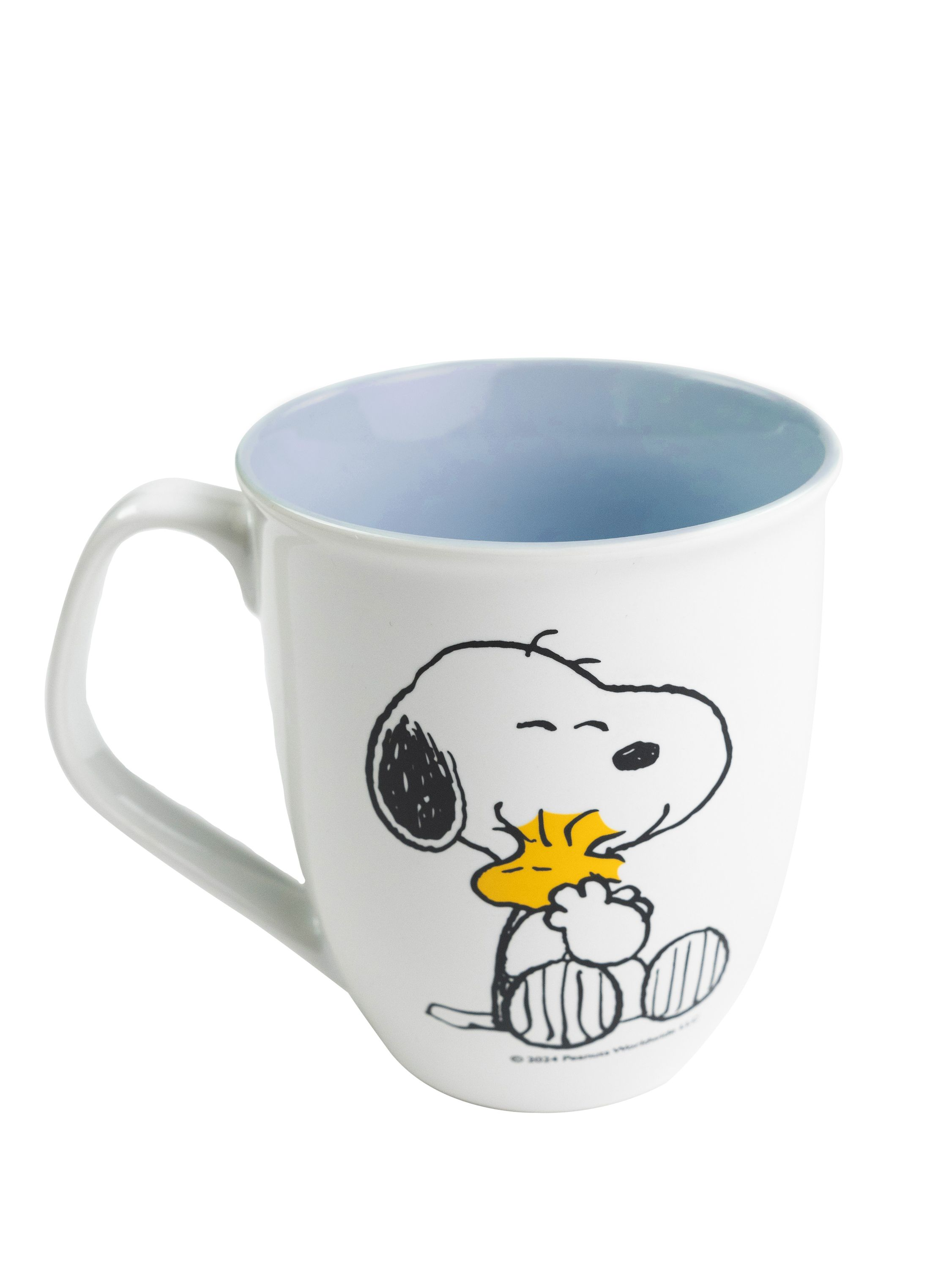 Ein weißer Becher mit einer Cartoon-Snoopy-Figur. Snoopy hält einen gelben Vogel. Der Becher hat ein blaues Inneres.