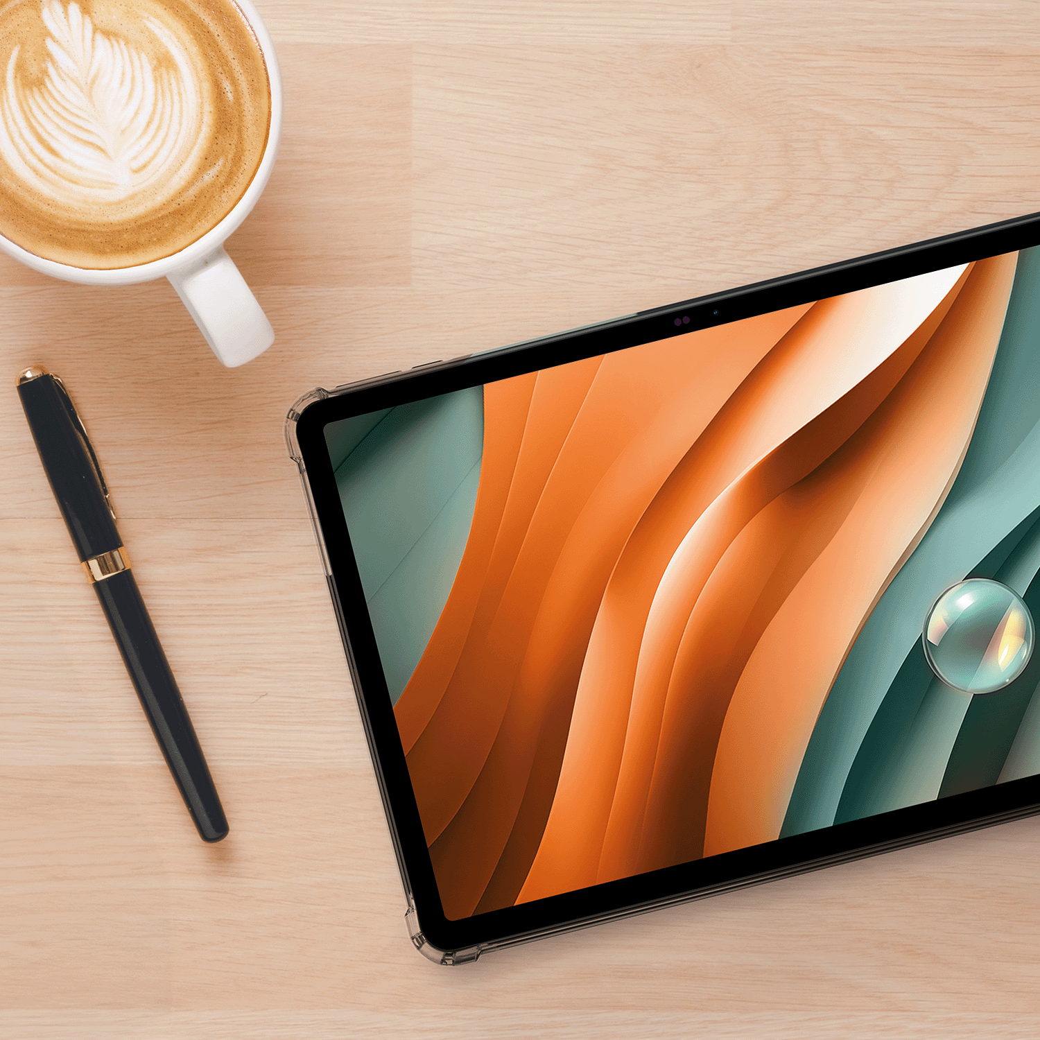 Tableta sobre mesa de madera con café y bolígrafo. Pantalla con diseño abstracto naranja y turquesa.