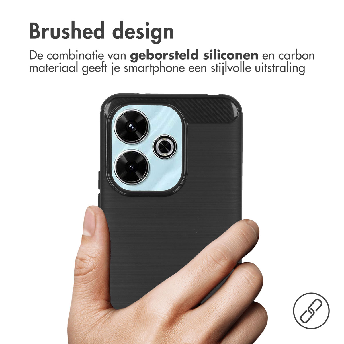 Een persoon die een zwarte telefoonhoes vasthoudt met een geborsteld ontwerp en drievoudige camera.