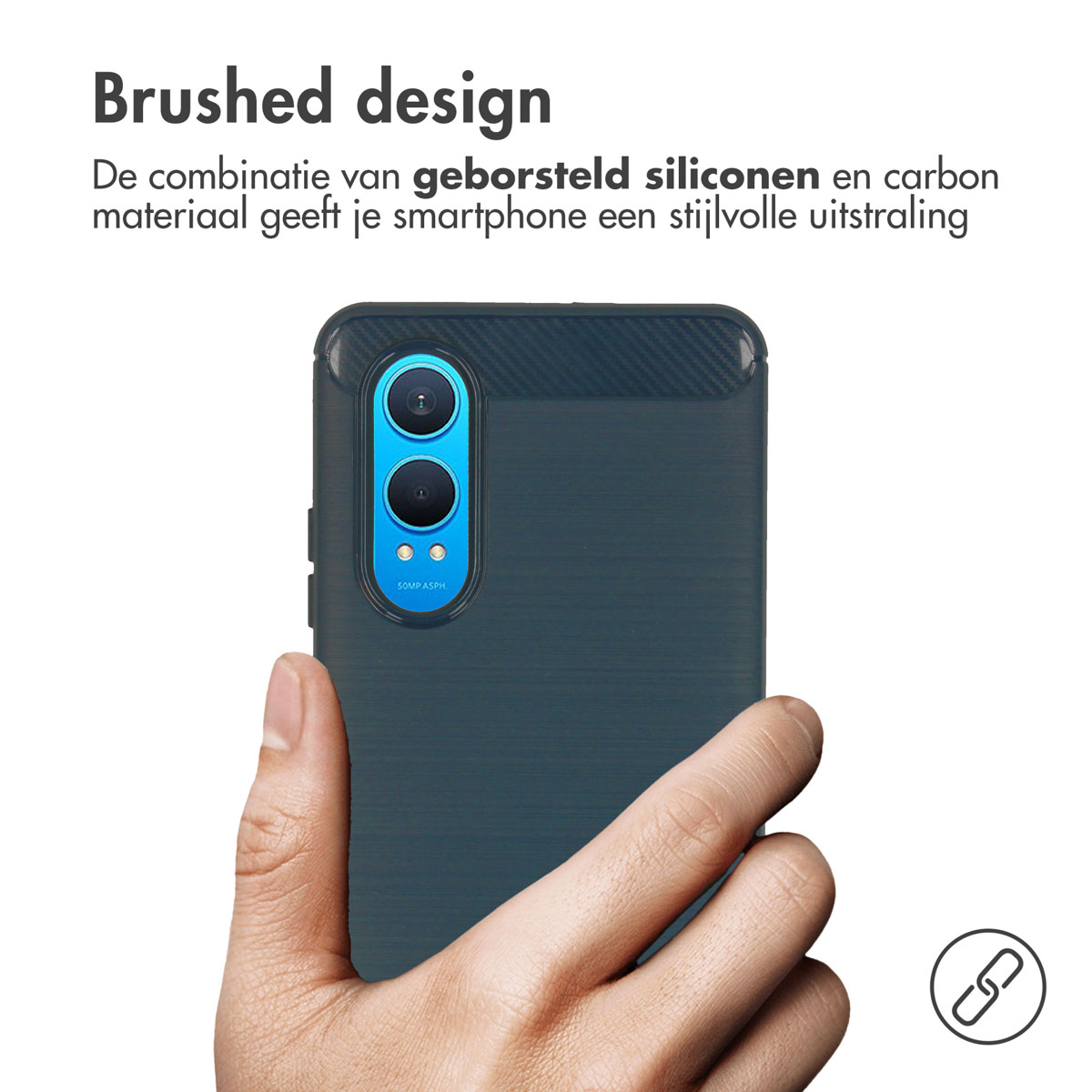 Een hand die een smartphone vasthoudt met een geborsteld ontwerp en dubbele camera.