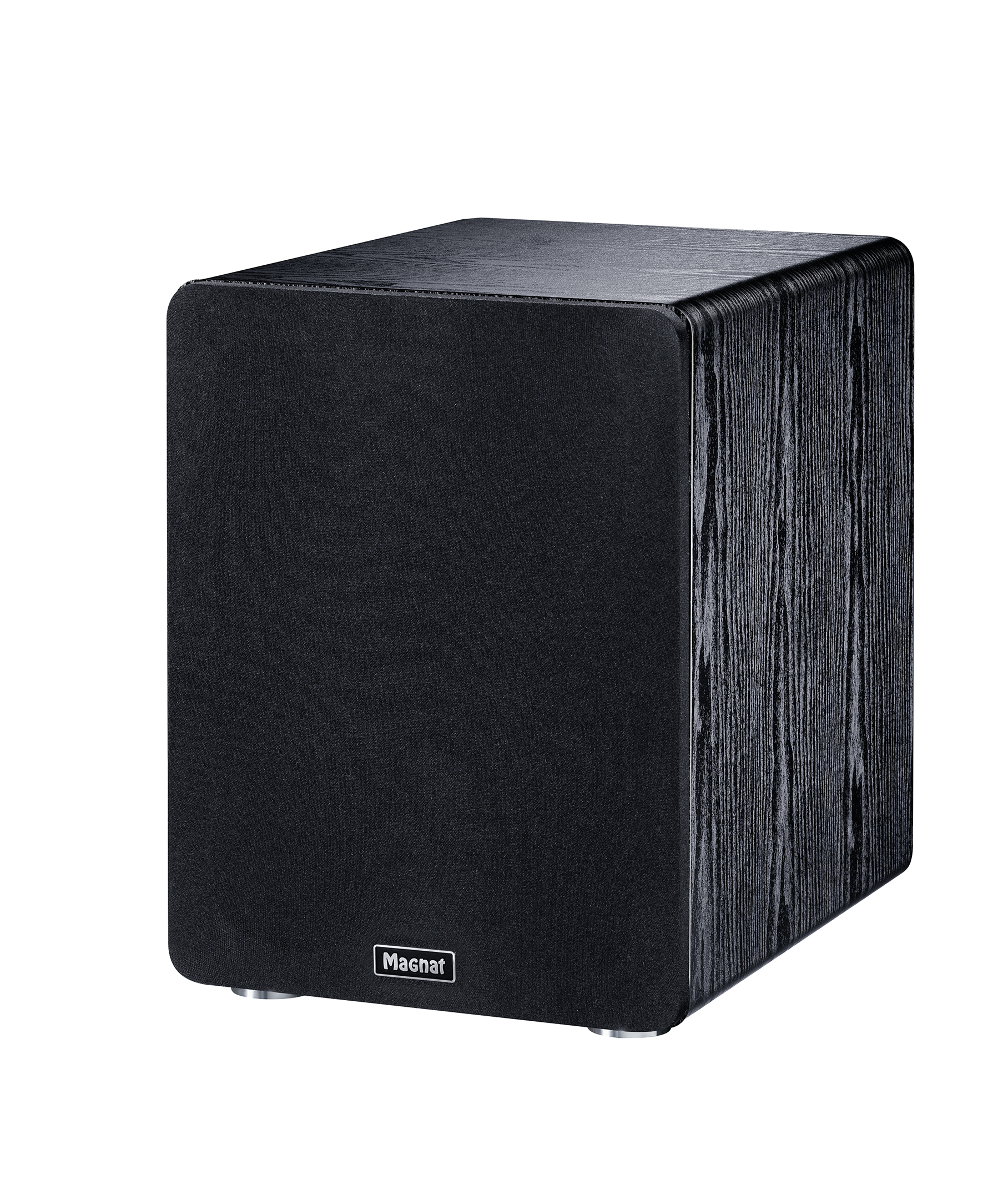 Schwarze hölzerne Subwoofer-Lautsprecherbox mit dem Markennamen 'Magnat' auf der Vorderseite.
