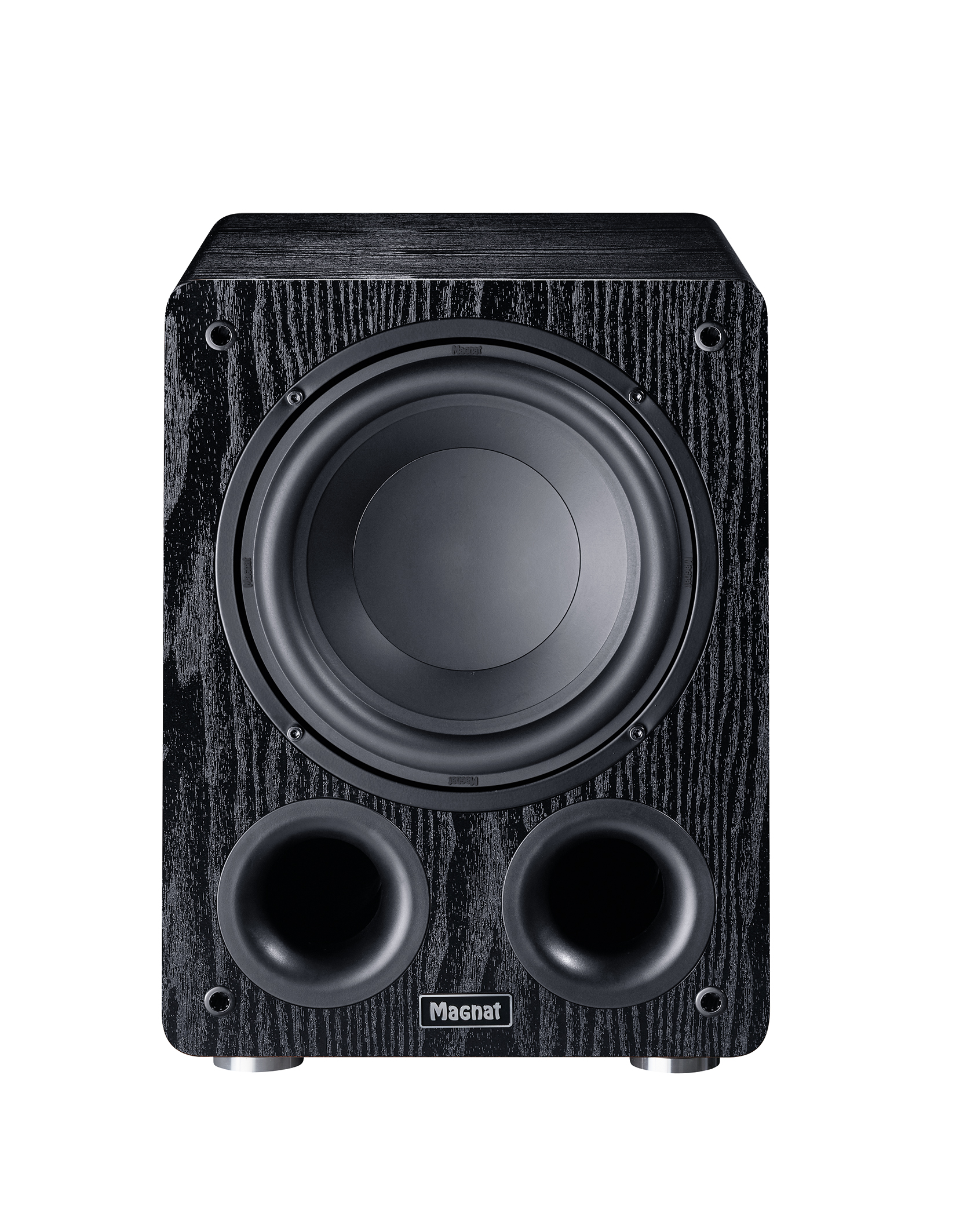 Schwarzer Subwoofer mit zwei runden Bassreflexöffnungen. Strukturiertes Holzgehäuse. Vorderansicht, weißer Hintergrund.