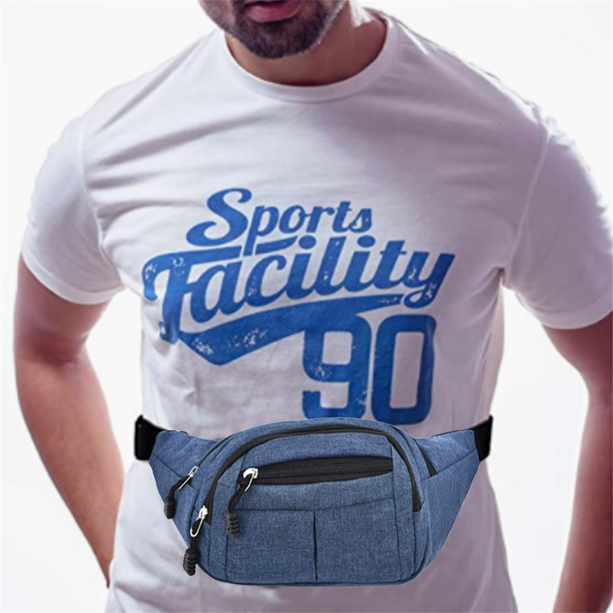 Ein Mann trägt ein weißes T-Shirt und eine blaue Bauchtasche.