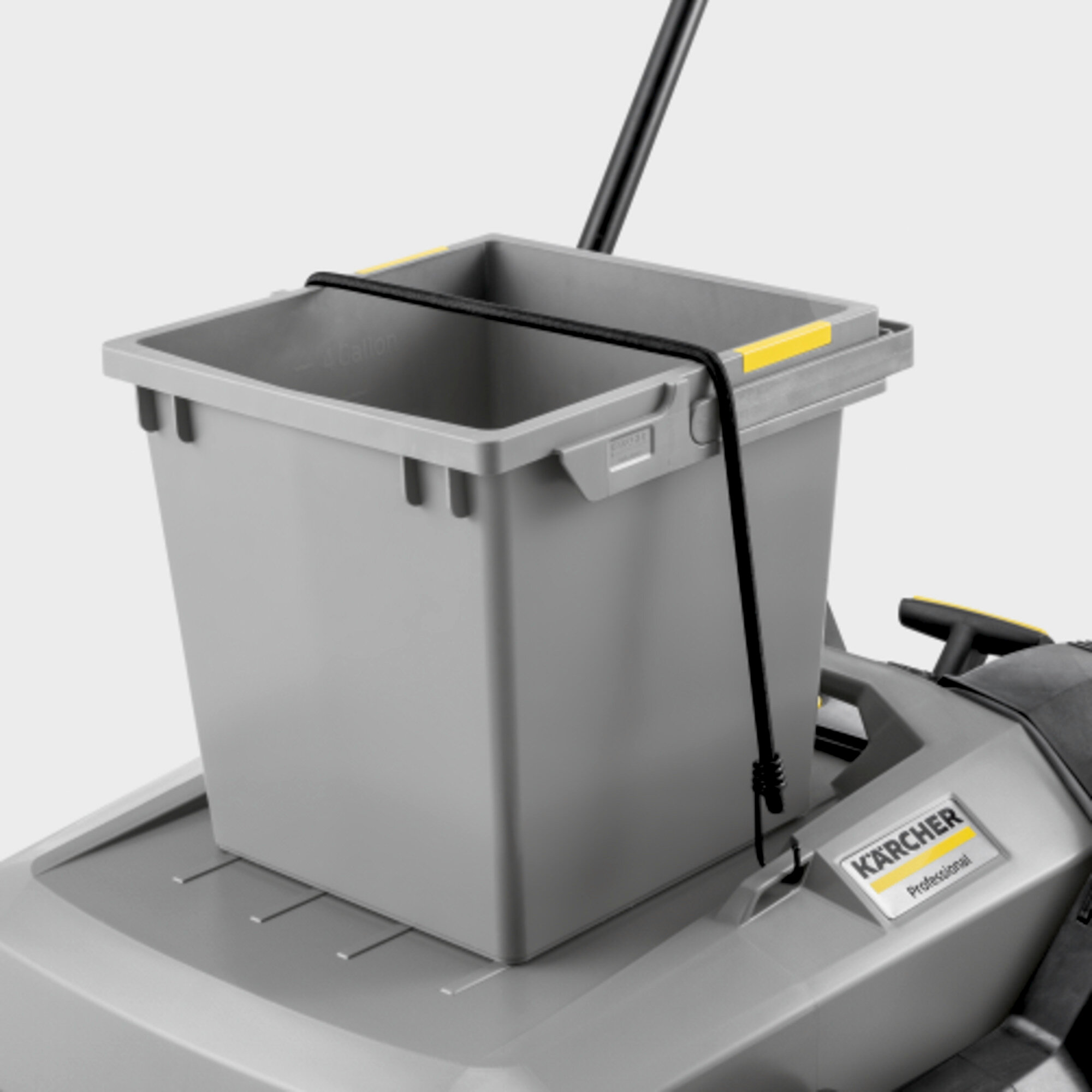 Ein grauer Reinigungseimer steht auf einer grauen Reinigungsmaschine. Ein schwarzes Kabel ist um den Eimer gewickelt.