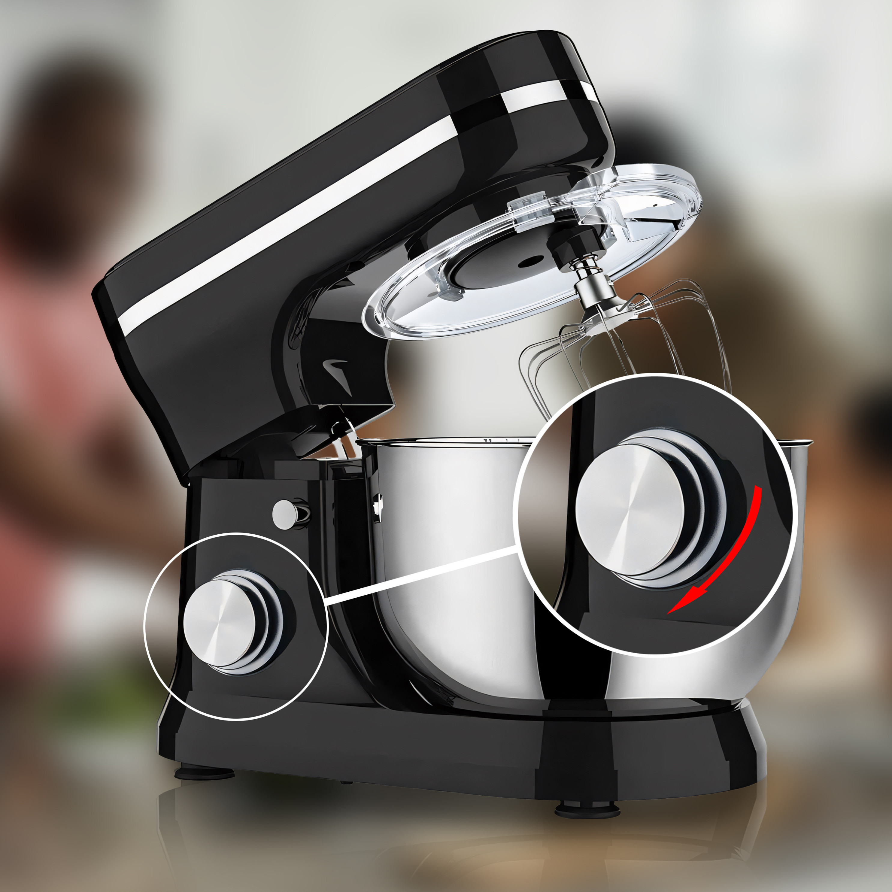 Ein schwarzer Küchenmixer mit silbernen Details, zwei Drehregler mit roten Pfeilen hervorgehoben.