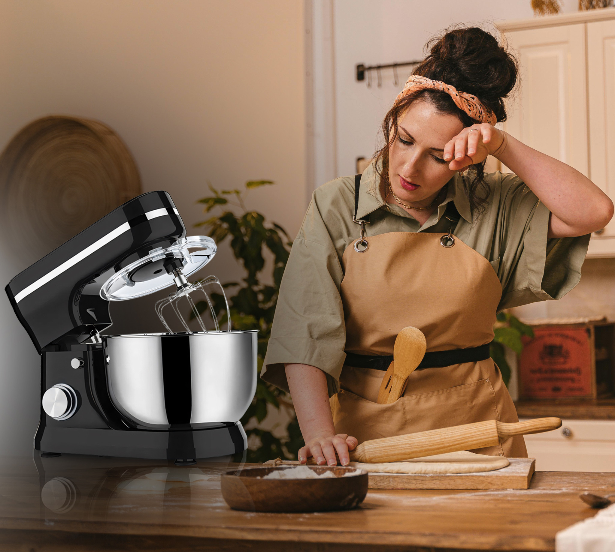 Eine Frau kocht. Ein Mixer steht da, mit Mehl und Nudelholz auf der Theke.