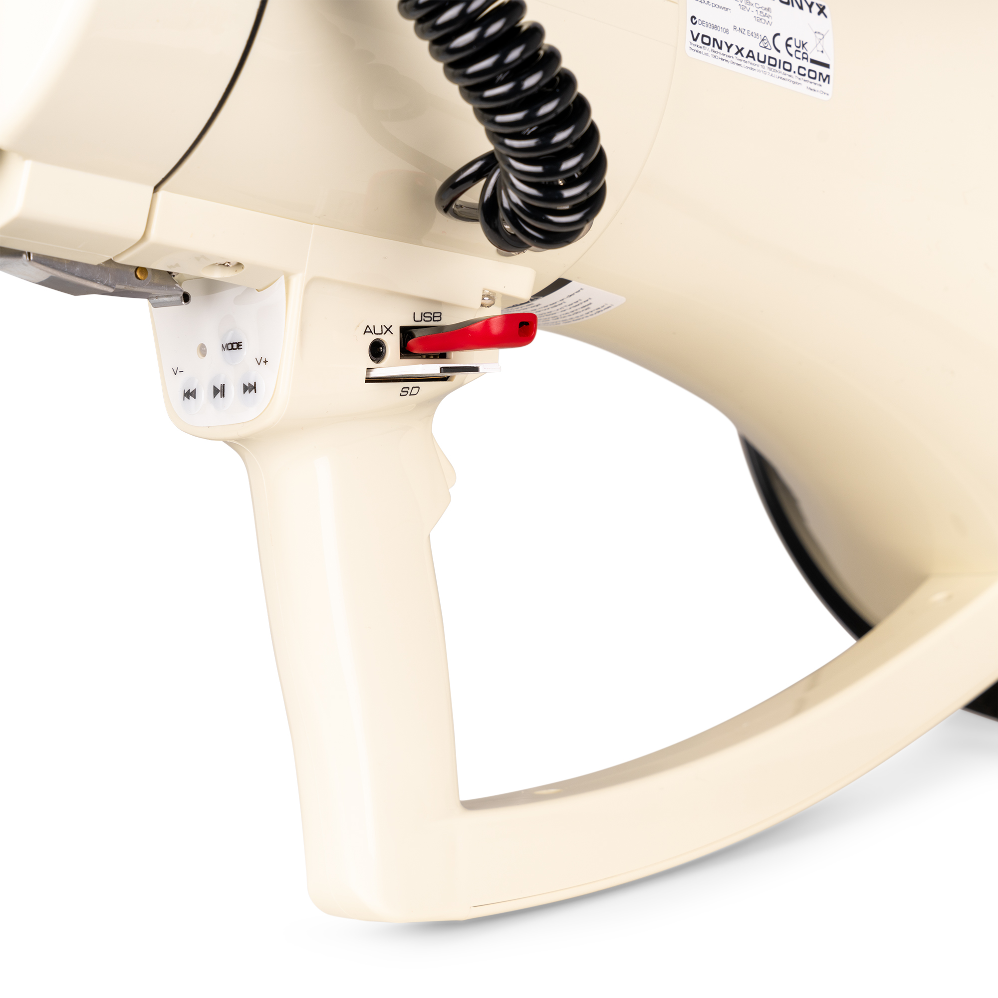 Close-up van een beige megafoon met een zwarte kabel en een rode USB-poort, met knoppen en handvat.
