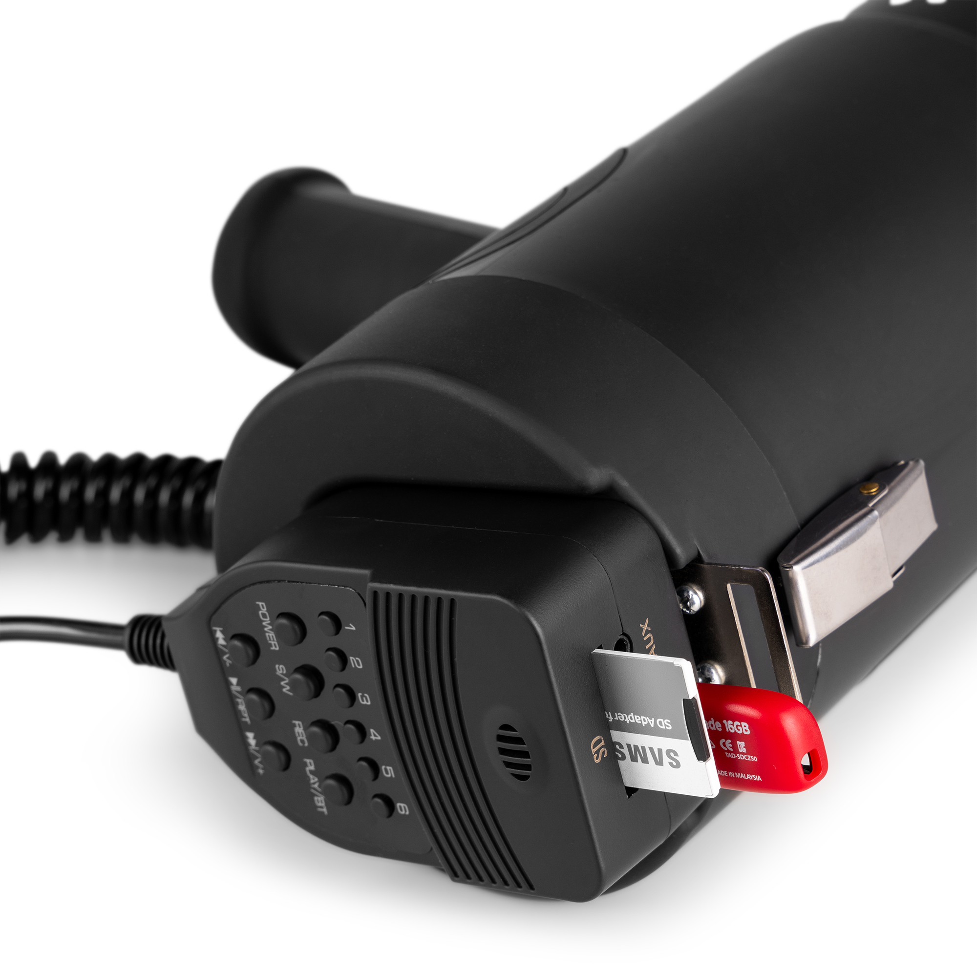 Zwart audioapparaat met SD-kaart en rode adapter. Knoppen en een snoer zijn zichtbaar.