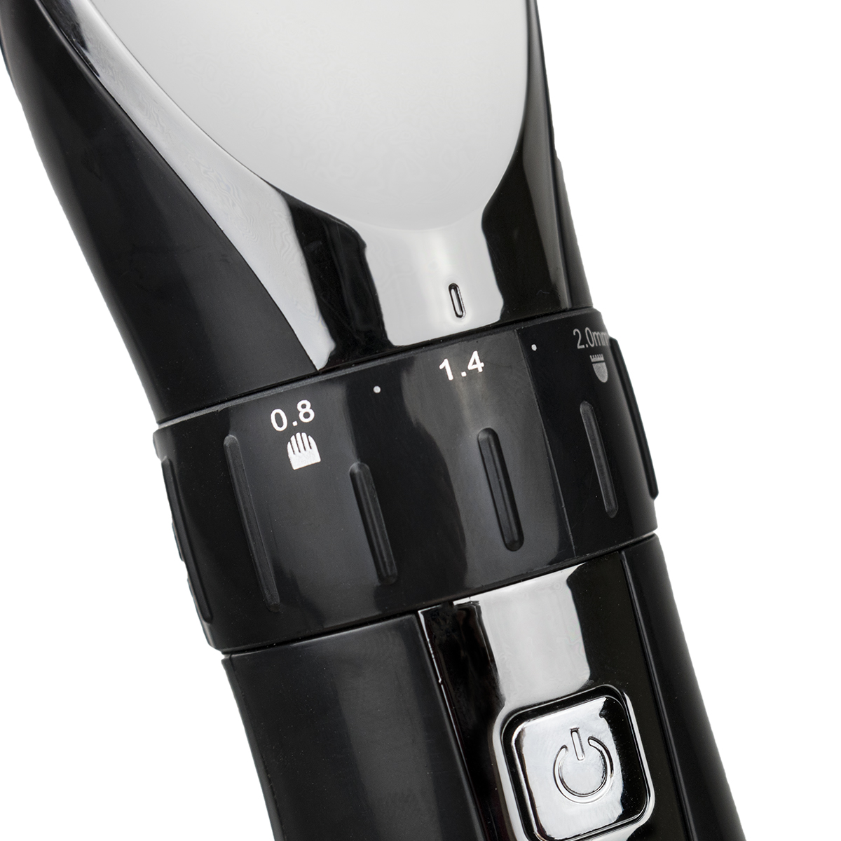 Zbliżenie czarnej i chromowanej maszynki do strzyżenia włosów z pokrętłem.