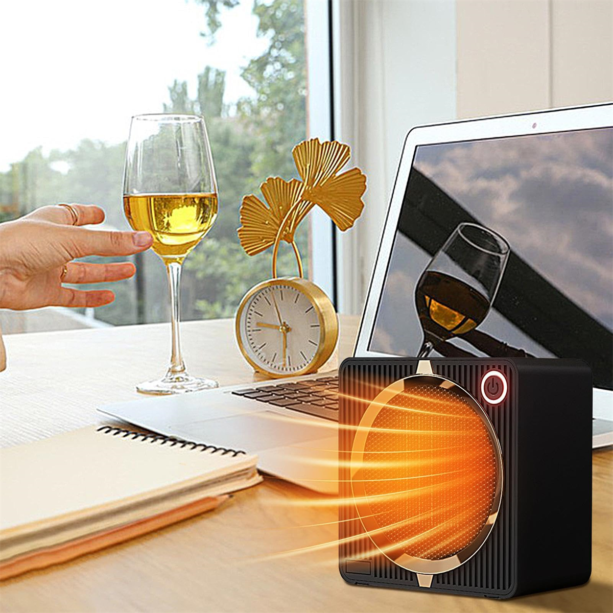 Ein Homeoffice-Setting mit Laptop, Weinglas, Heizung und dekorativen Gegenständen.