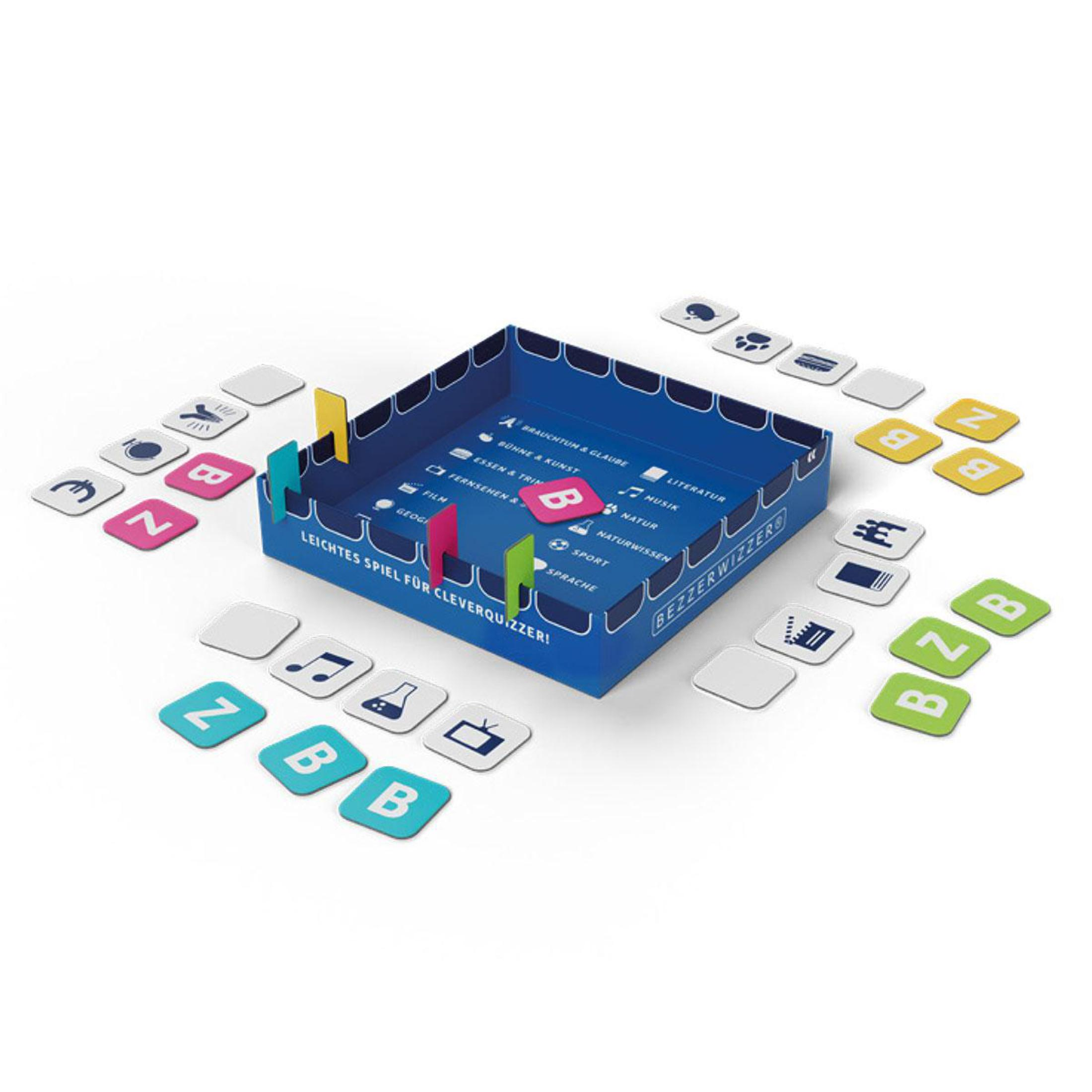 Ein Brettspiel mit farbigen Kacheln und einem blauen Mittelteil. Kacheln mit Symbolen und Buchstaben. Text: Cleverquizzer.