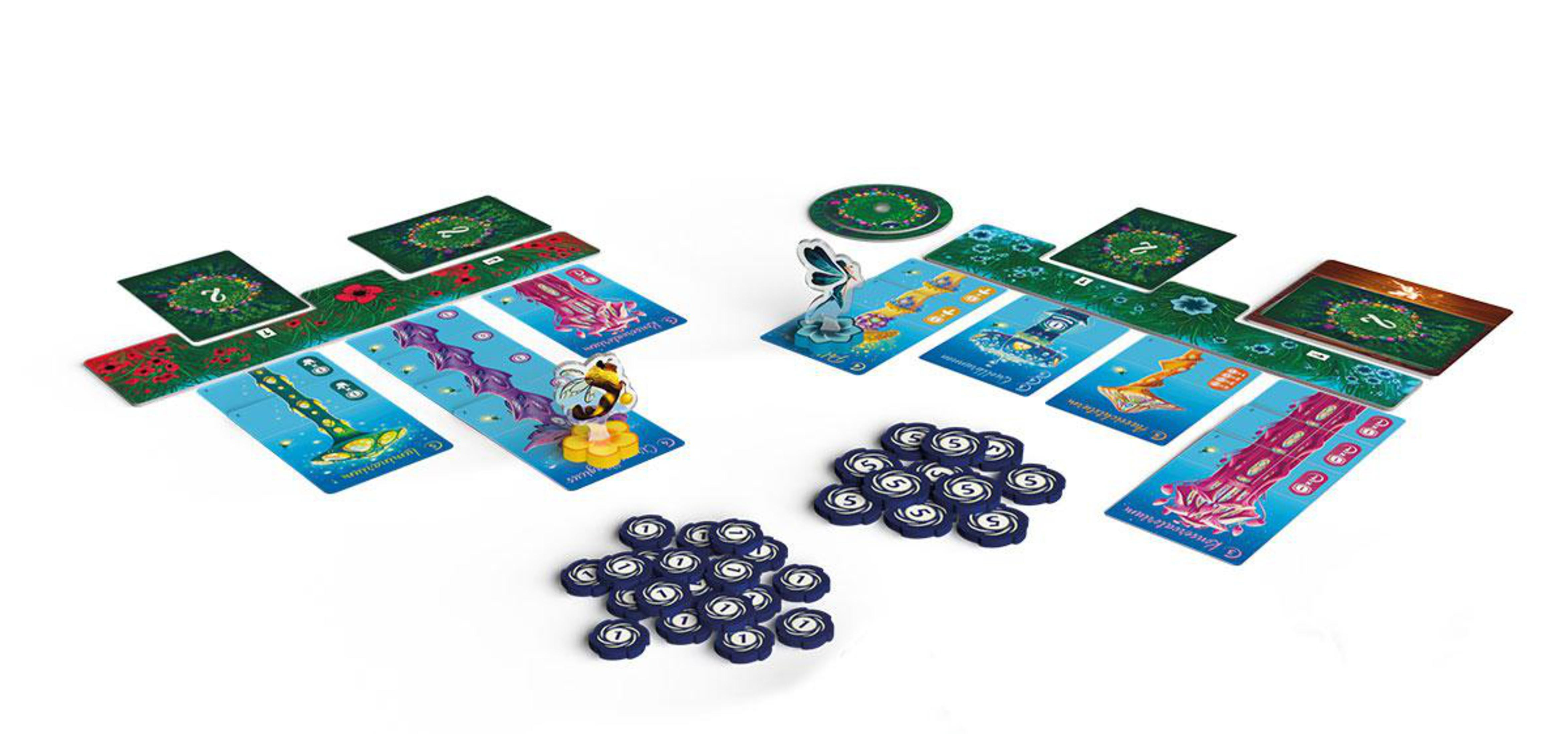 Ein Brettspiel mit Karten, Spielsteinen und einer Bienenfigur.