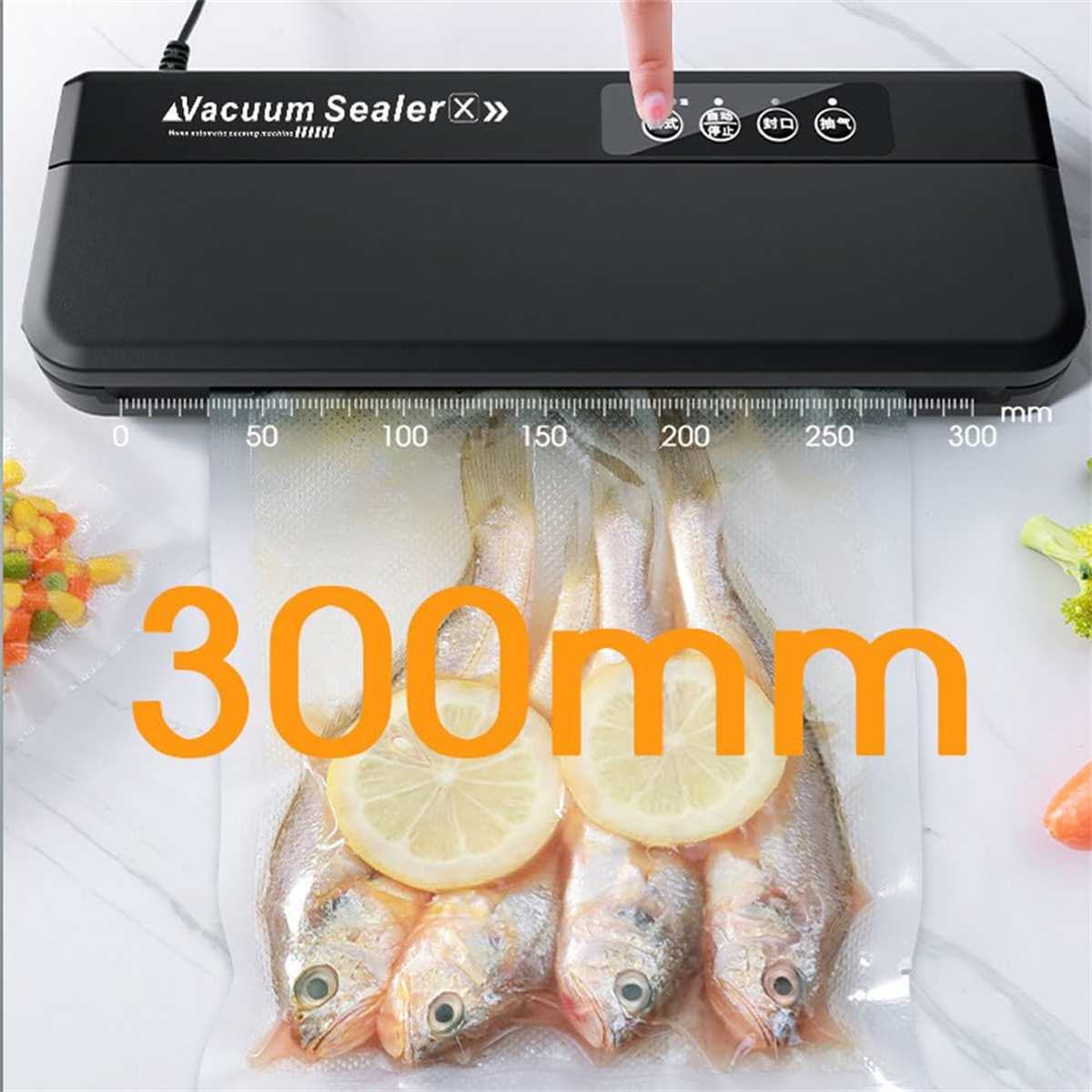 Schwarzes Vakuumiergerät mit Fisch im Beutel, 300 mm, auf weißer Oberfläche.