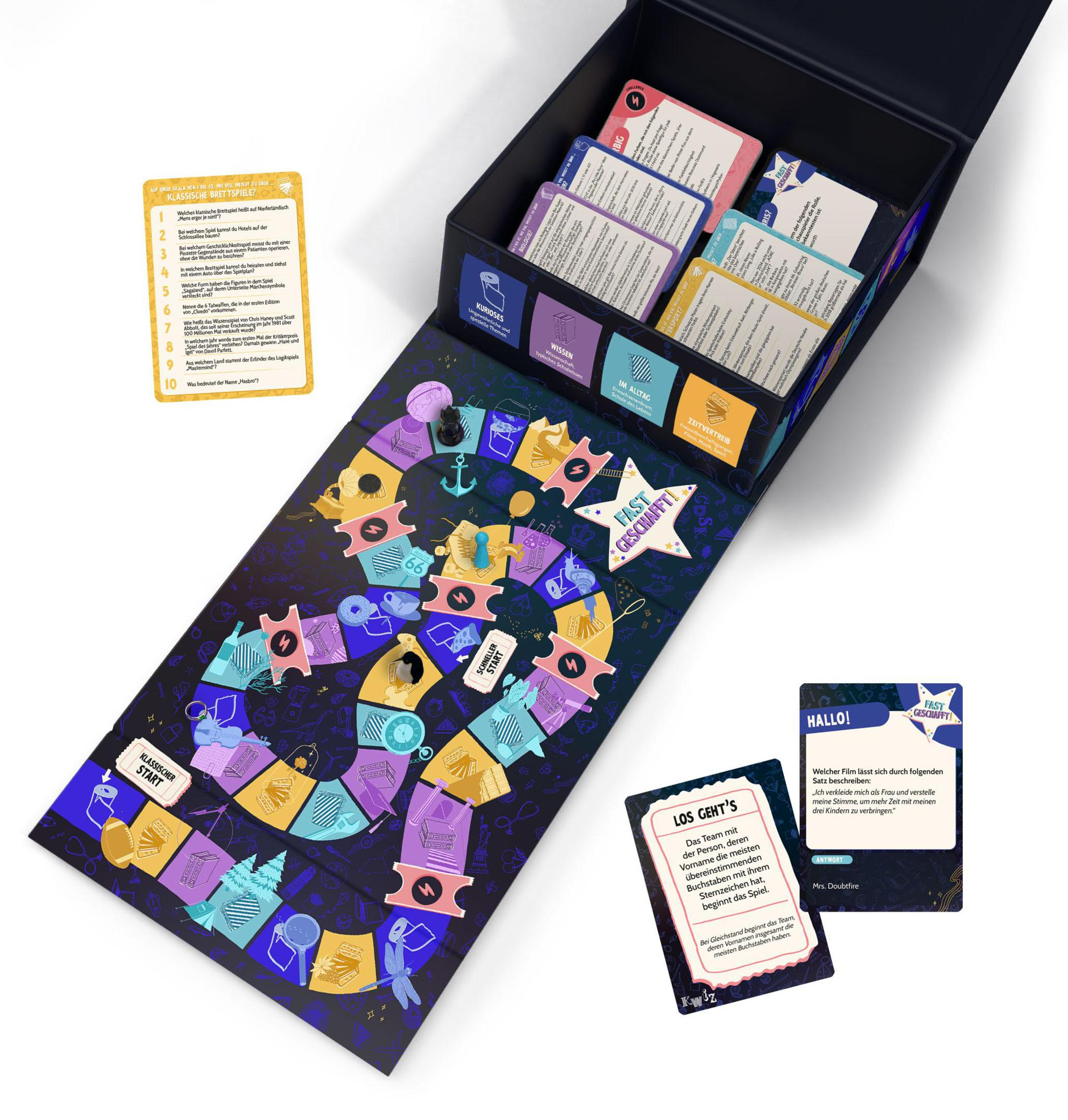Ein Spielbrett mit Karten und einer Box. Das Brett hat einen Pfad mit Illustrationen. Karten und Box sind sichtbar.