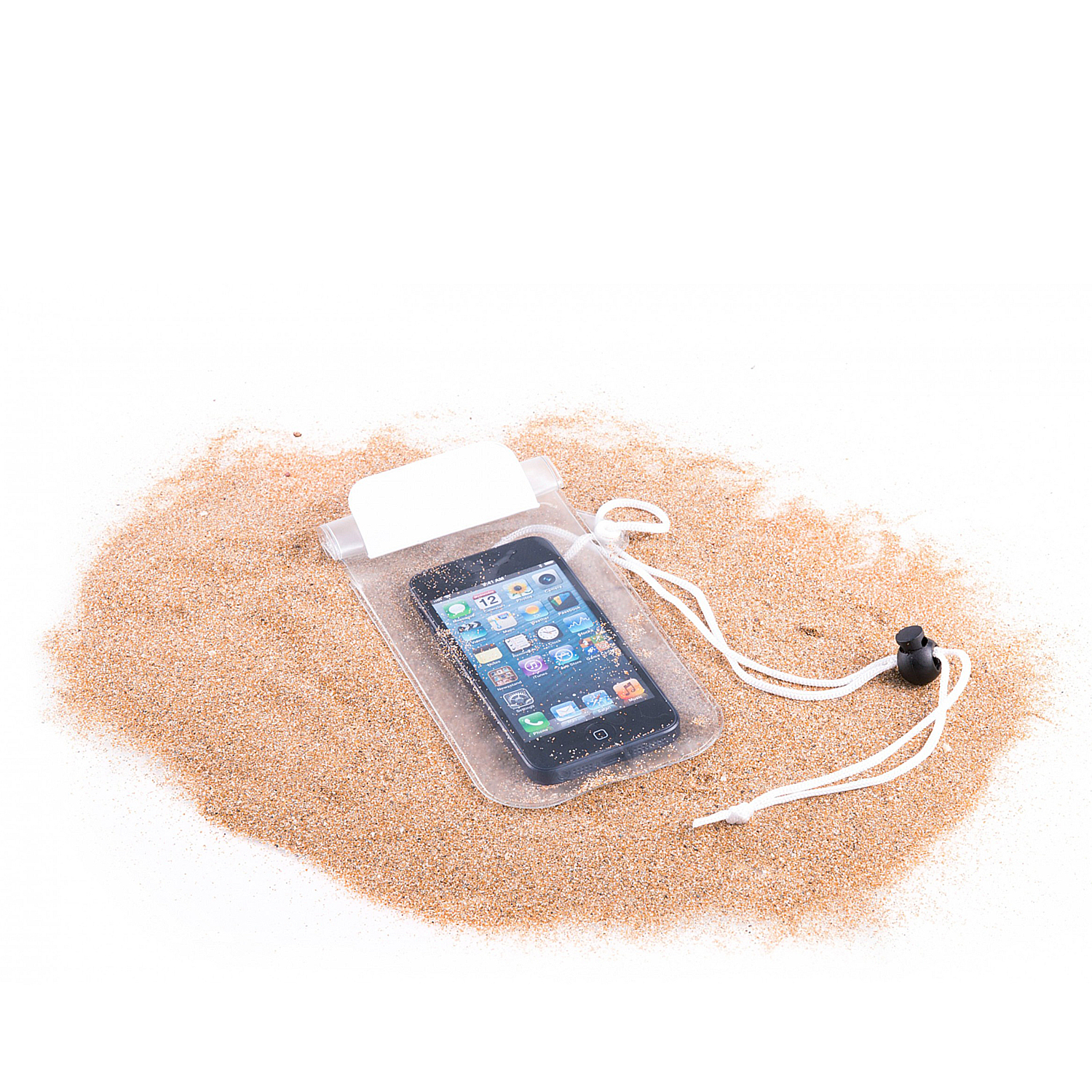 Telefono in una borsa impermeabile sulla sabbia. Cavo bianco e tappo nero visibili.