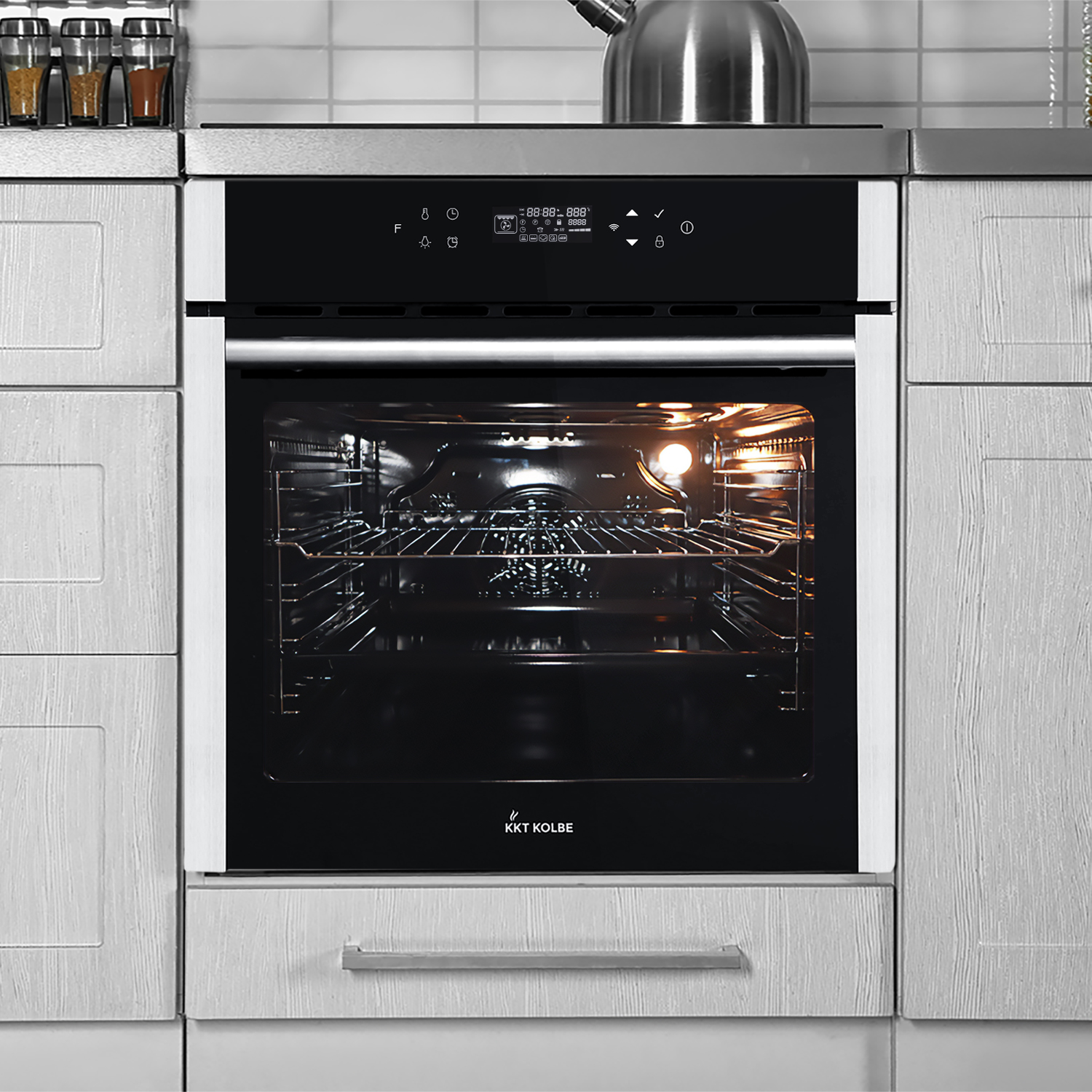 Ein Backofen mit schwarzer Tür. Innen mehrere Roste. Das Licht ist an.