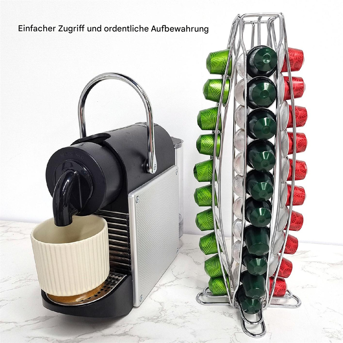 Nespresso-Maschine mit Kaffeetasse und Kapselhalter mit bunten Kapseln.