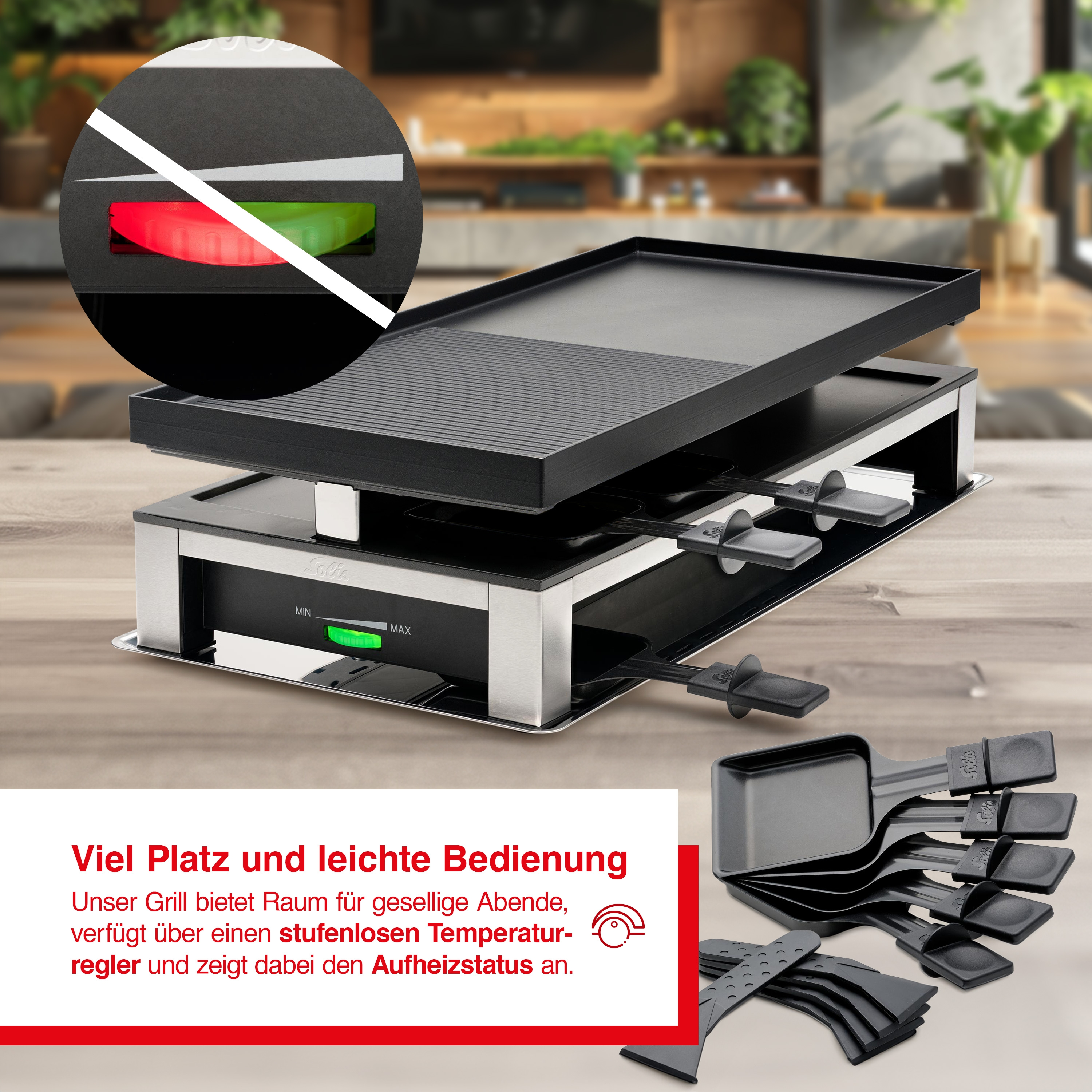 Ein schwarzer Raclette-Grill. Er steht auf einem Holztisch. Es gibt schwarze Raclette-Pfannen.