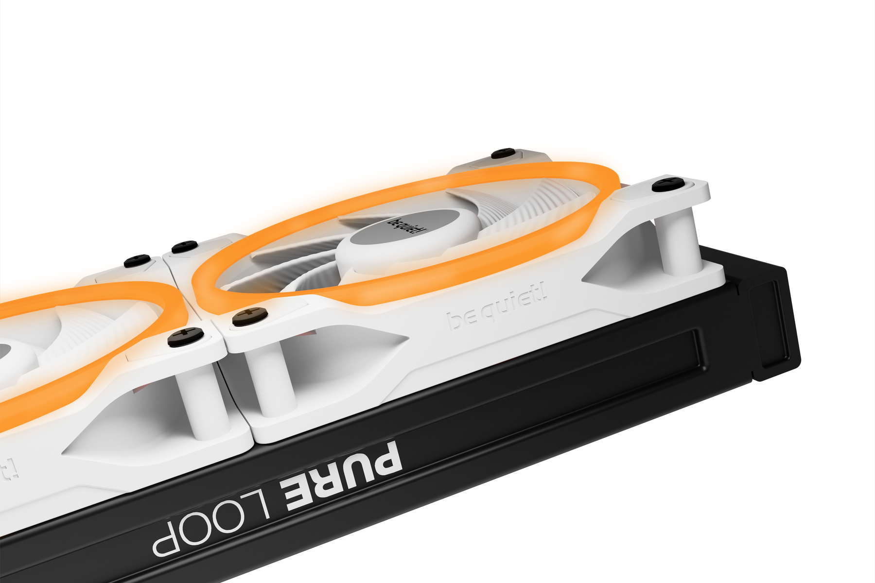 Wentylatory komputerowe z pomarańczowym oświetleniem na czarnej podstawie. Widoczna marka be quiet!