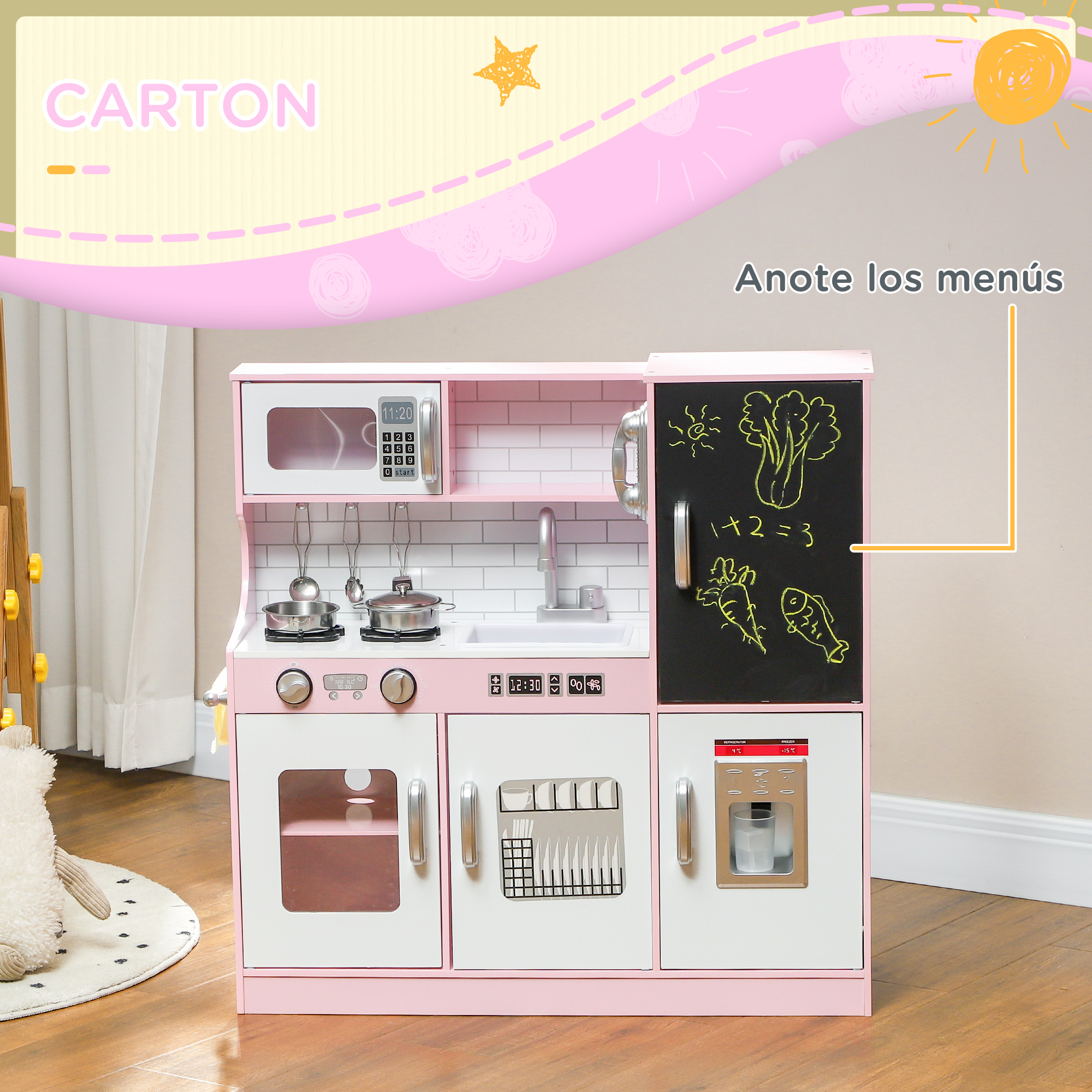Cocina infantil con pizarra. Hay utensilios, microondas y nevera.