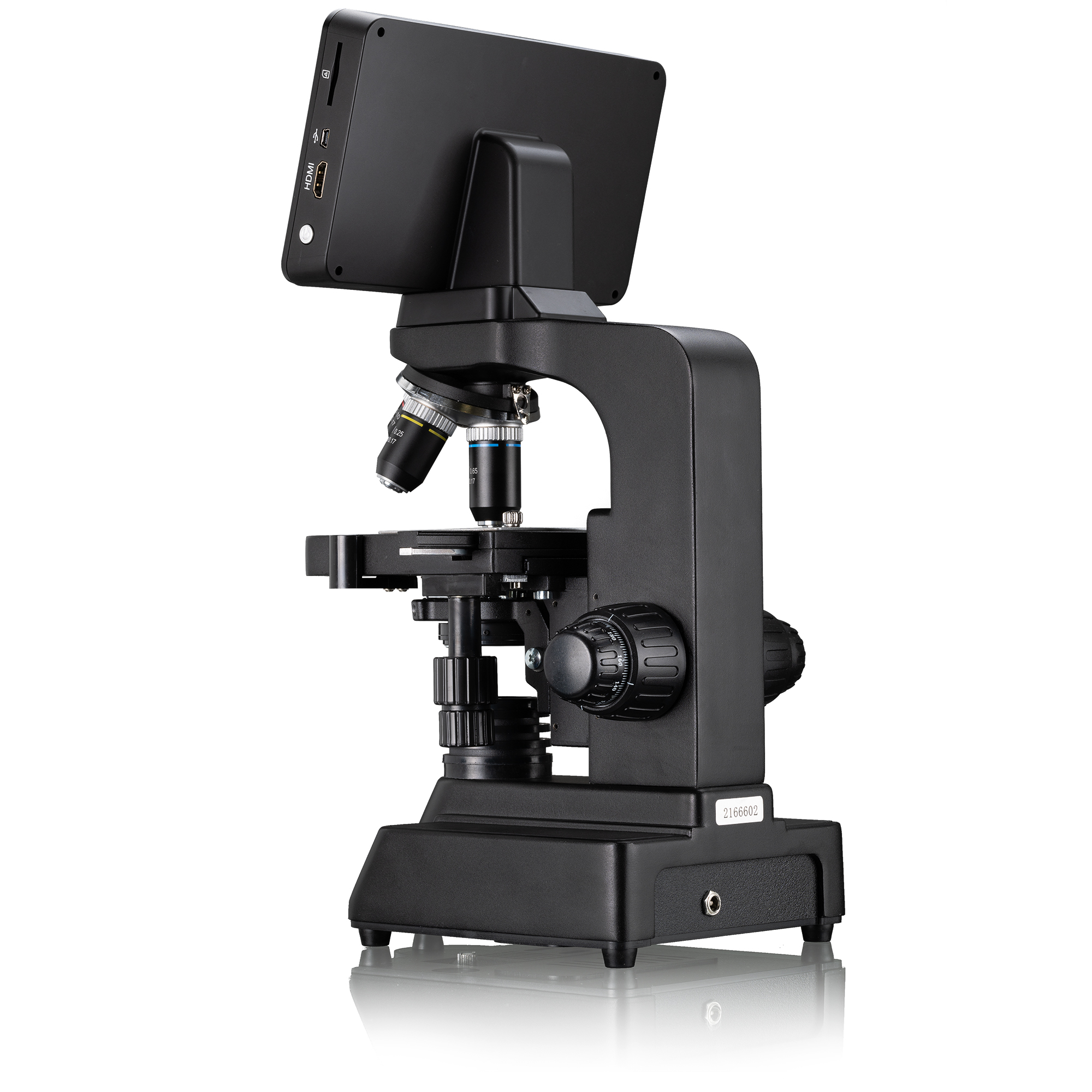 Microscopio negro con pantalla. Contiene varias lentes y una base. Aislado sobre fondo blanco.