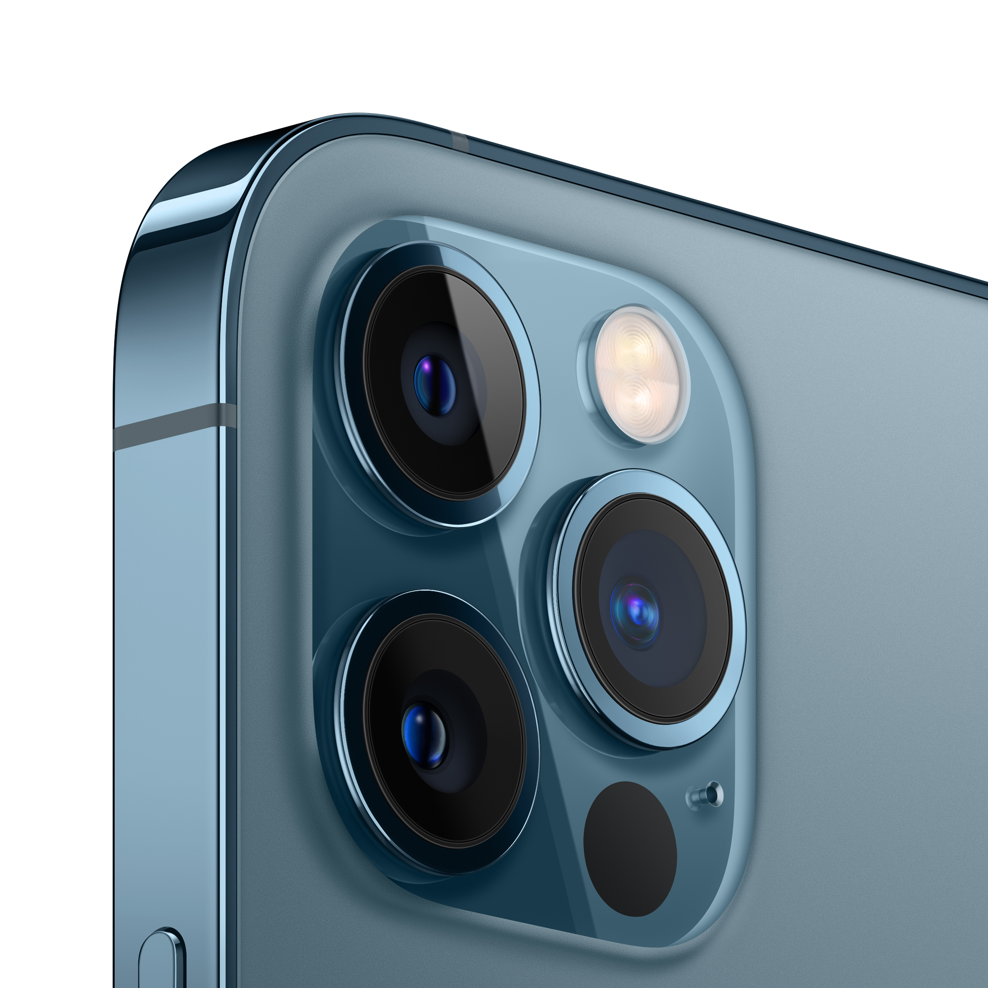 Zbliżenie obiektywów aparatu iPhone'a na niebieskim telefonie. Białe tło.