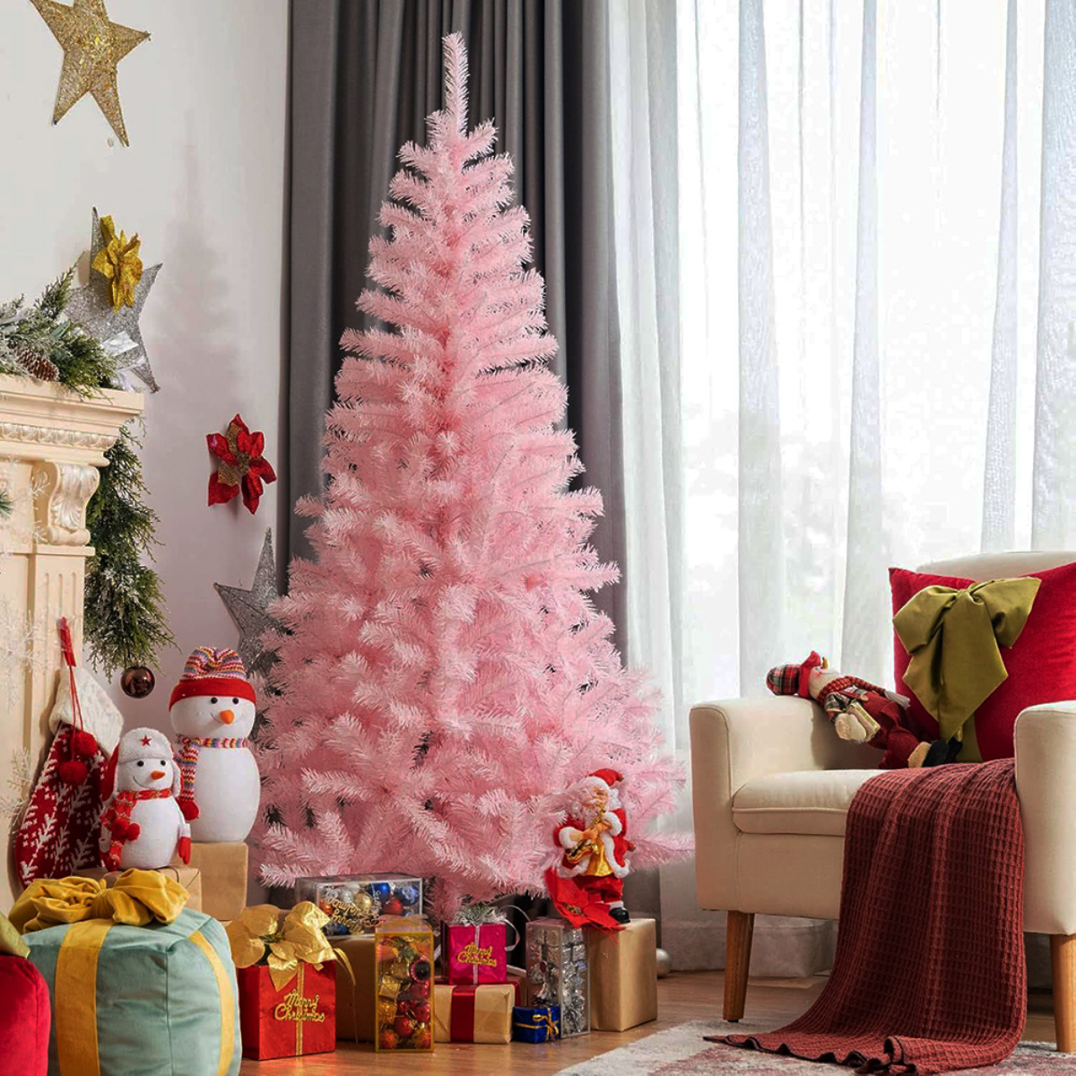 Árbol de Navidad rosa con decoraciones y regalos en una habitación. Fondo blanco.