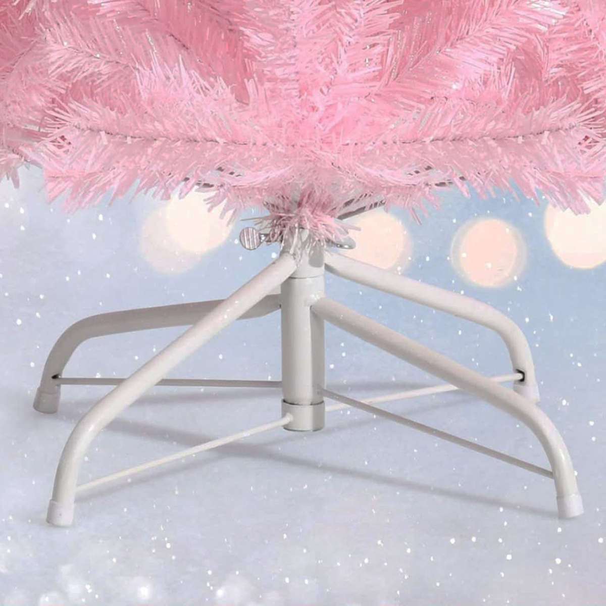 Base de árbol de Navidad rosa con patas de soporte blancas. Fondo borroso.
