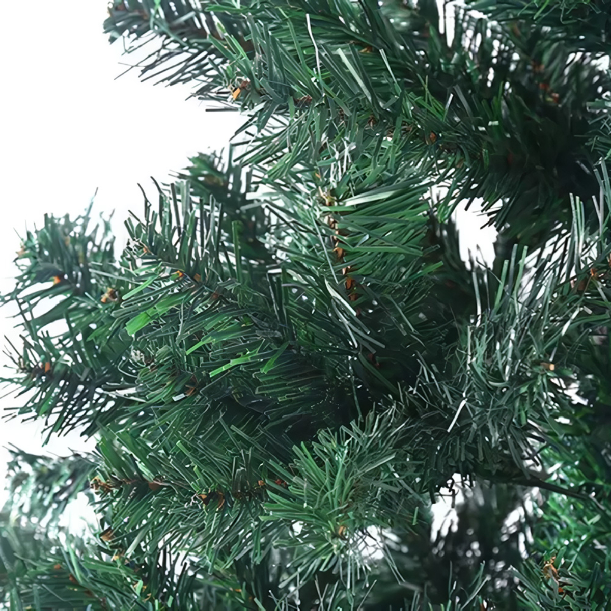 Primer plano de una rama verde de un árbol de Navidad artificial. Agujas muy juntas.