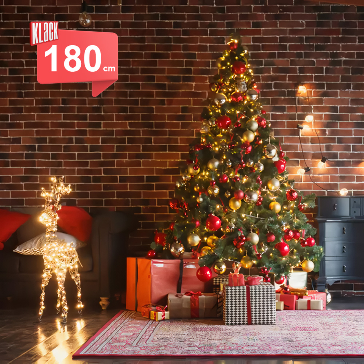 Árbol de Navidad con adornos rojos y dorados, regalos y un reno iluminado. Fondo de ladrillo rojo, luces.