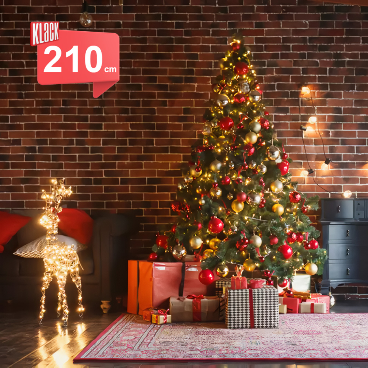 Árbol de Navidad con adornos, regalos y luces, en una habitación con pared de ladrillo.