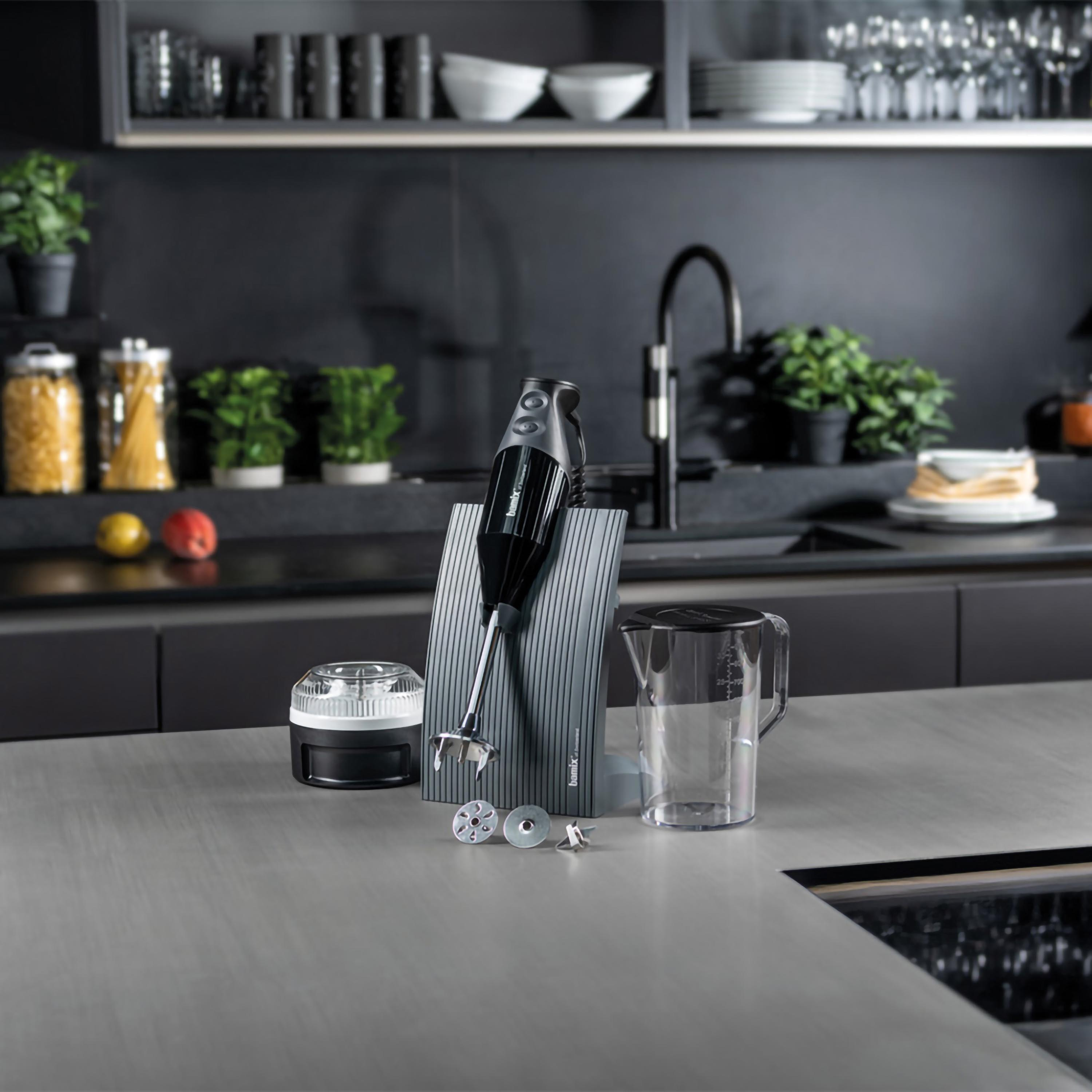 Cucina con frullatore sul bancone e altri accessori da cucina.