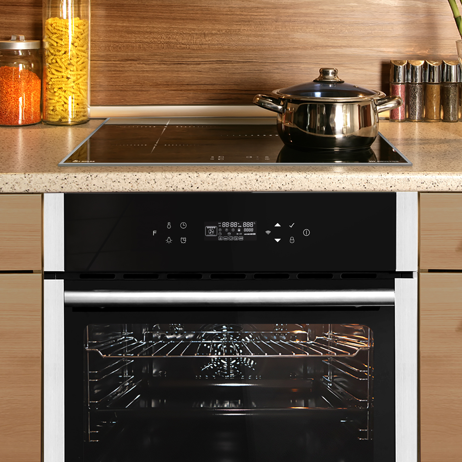 Küche mit Backofen, Induktionskochfeld, Gläsern und einem Topf. Neutrale Farben, sauberes Design.