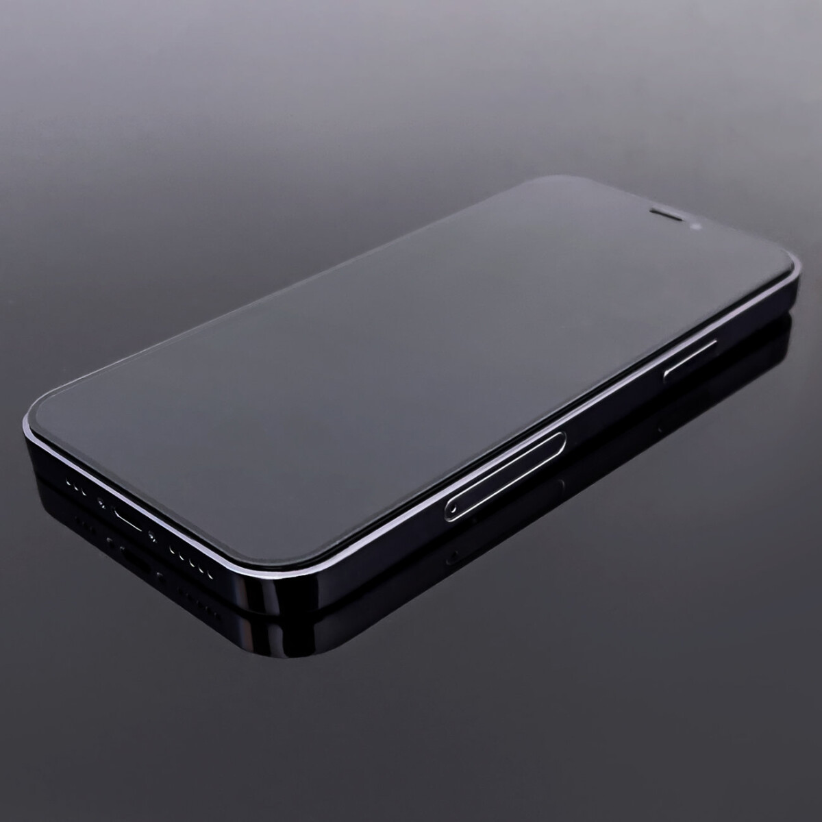 Smartphone nero su una superficie nera lucida che riflette il telefono.