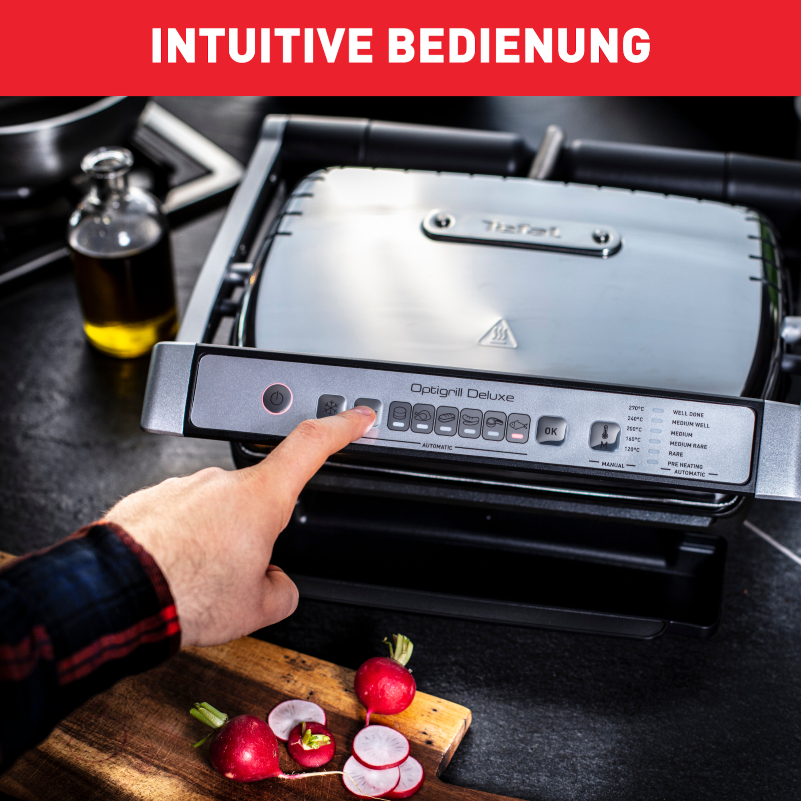 Osoba naciska przycisk na Optigrill Deluxe. Widoczne rzodkiewki i butelka oleju.