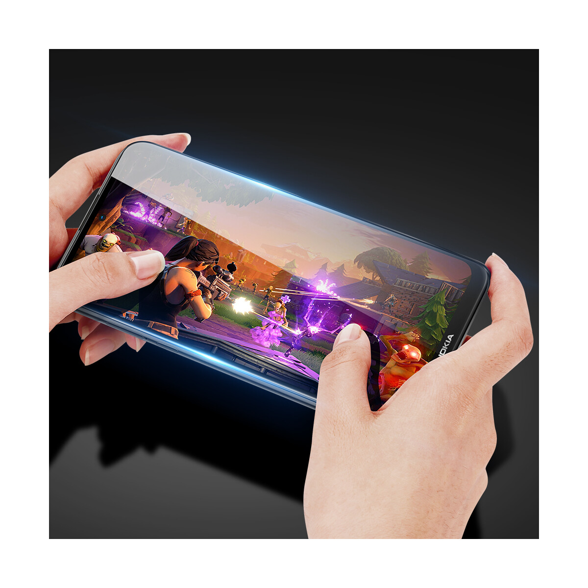 Hände halten ein Telefon, auf dem ein Spiel läuft. Spielszene zeigt Charaktere im Kampf.