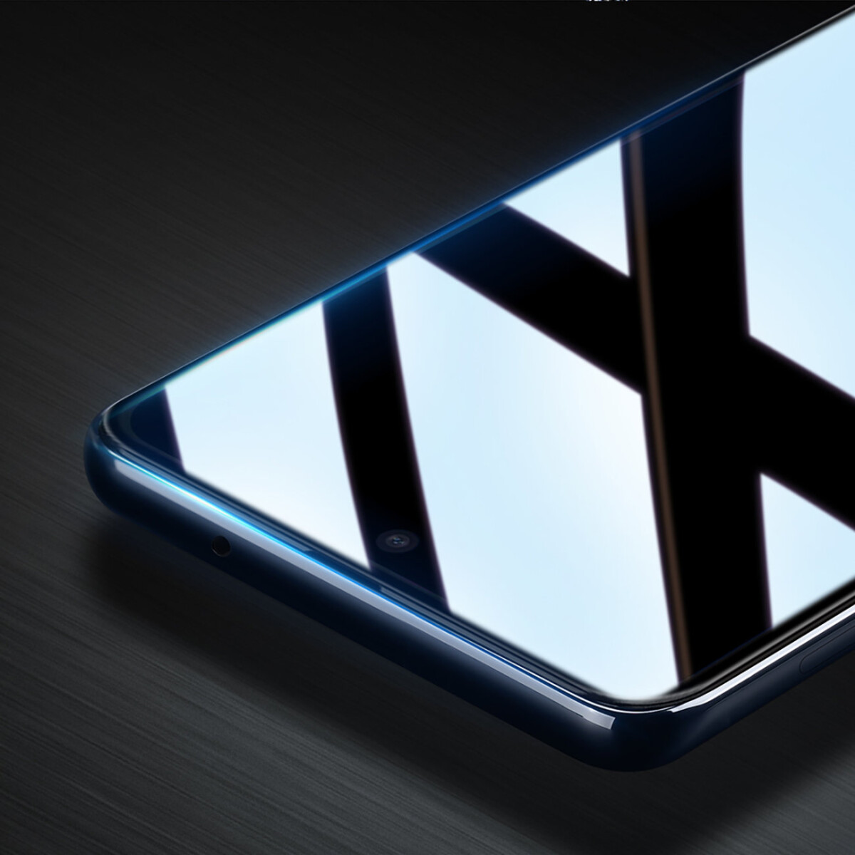 Nahaufnahme eines Smartphone-Bildschirms mit blauem Rand. Der Bildschirm reflektiert eine Lichtquelle.
