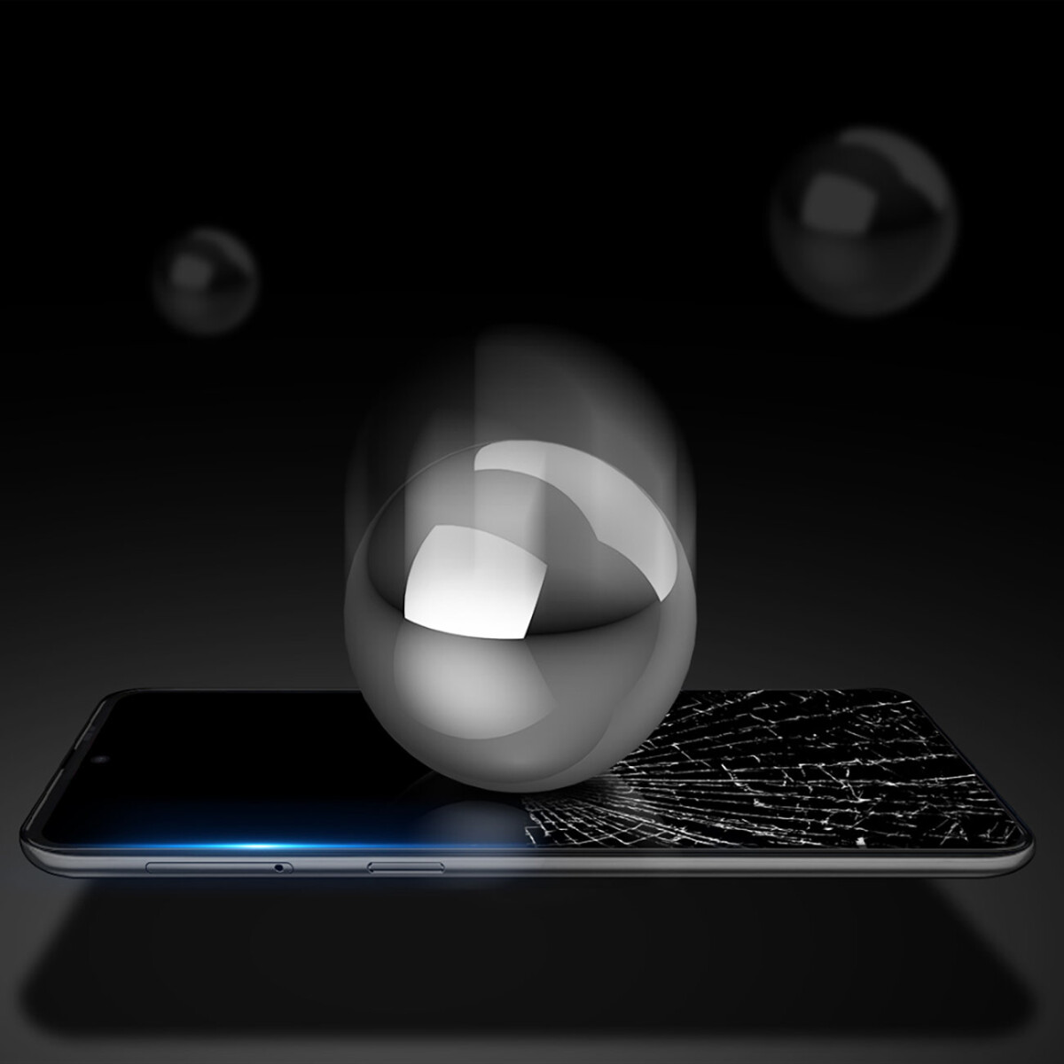 Glaskugel schlägt auf einen Telefonbildschirm und bricht ihn auf schwarzem Grund.