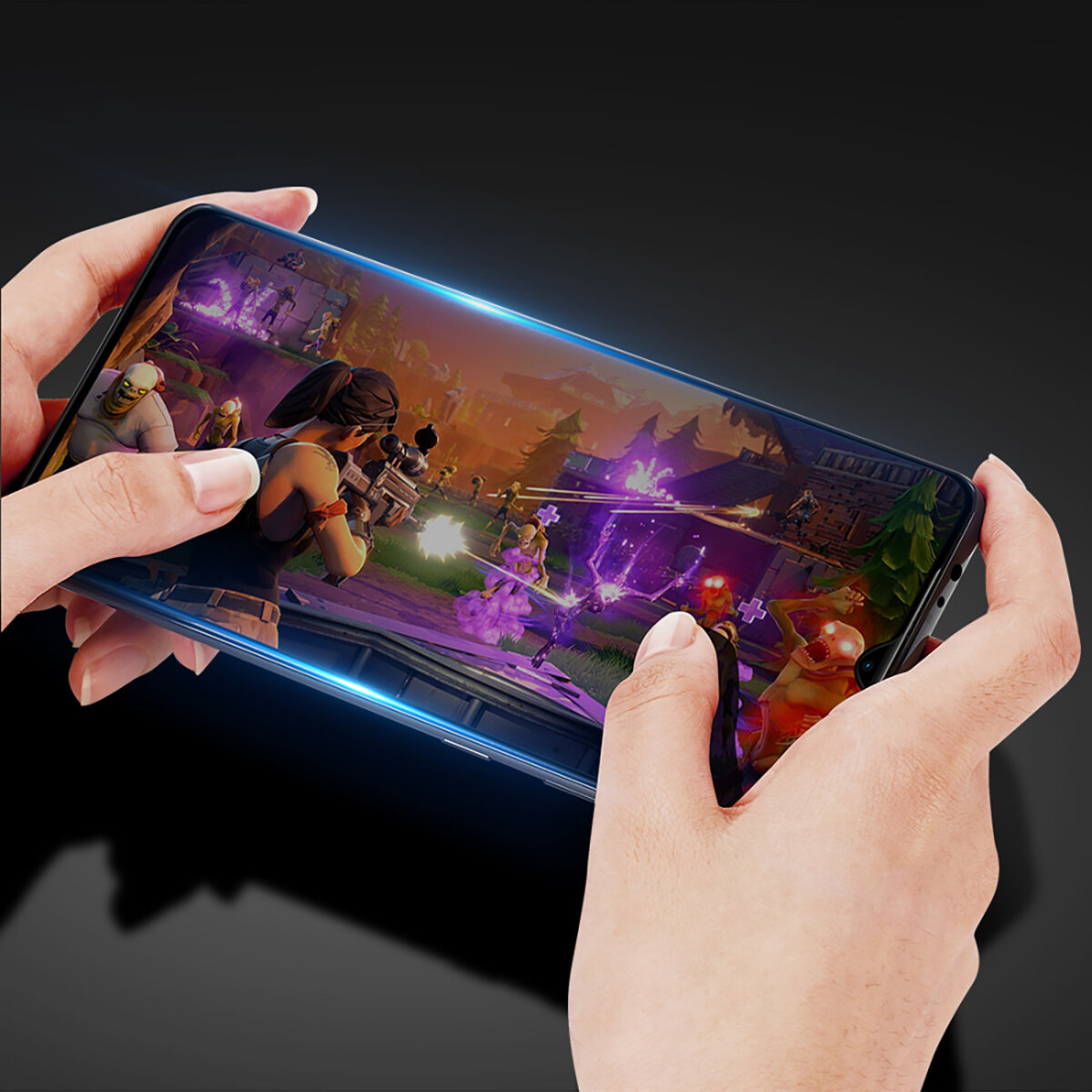 Hände halten ein Telefon mit einem Spielbildschirm, der eine Kampfszene mit kämpfenden Charakteren zeigt.